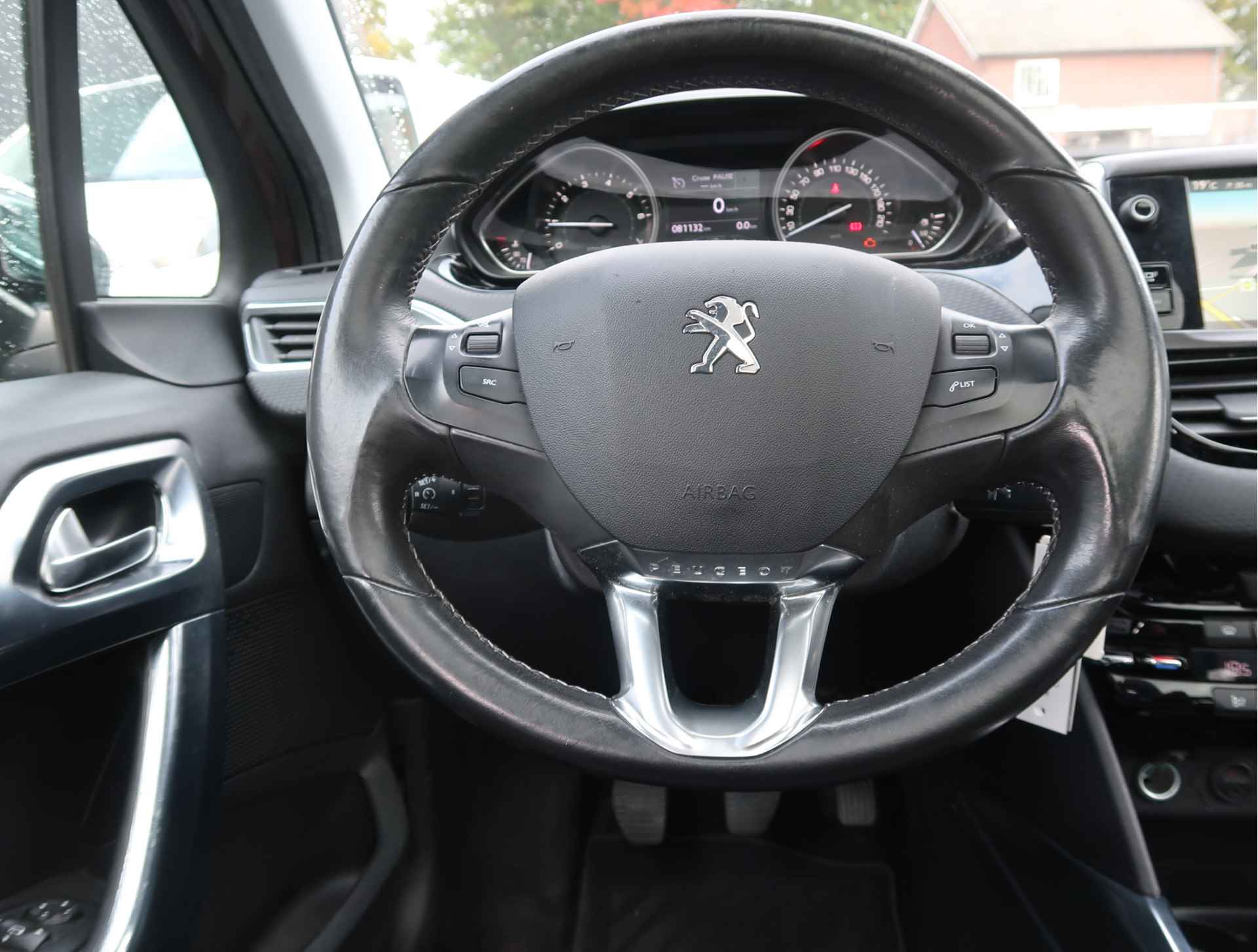 Peugeot 2008 Hele luxe Benzine uitvoering en top onderhouden. Luxe benzine uitvoering * Navigatie * Panoramadak * Automatisch in- & uitparkeersysteem * Parkeersensoren *  1/2 Lederen Interieur * Vingerhoets; Vierde Generatie  Eersteklas Service ! - 14/38