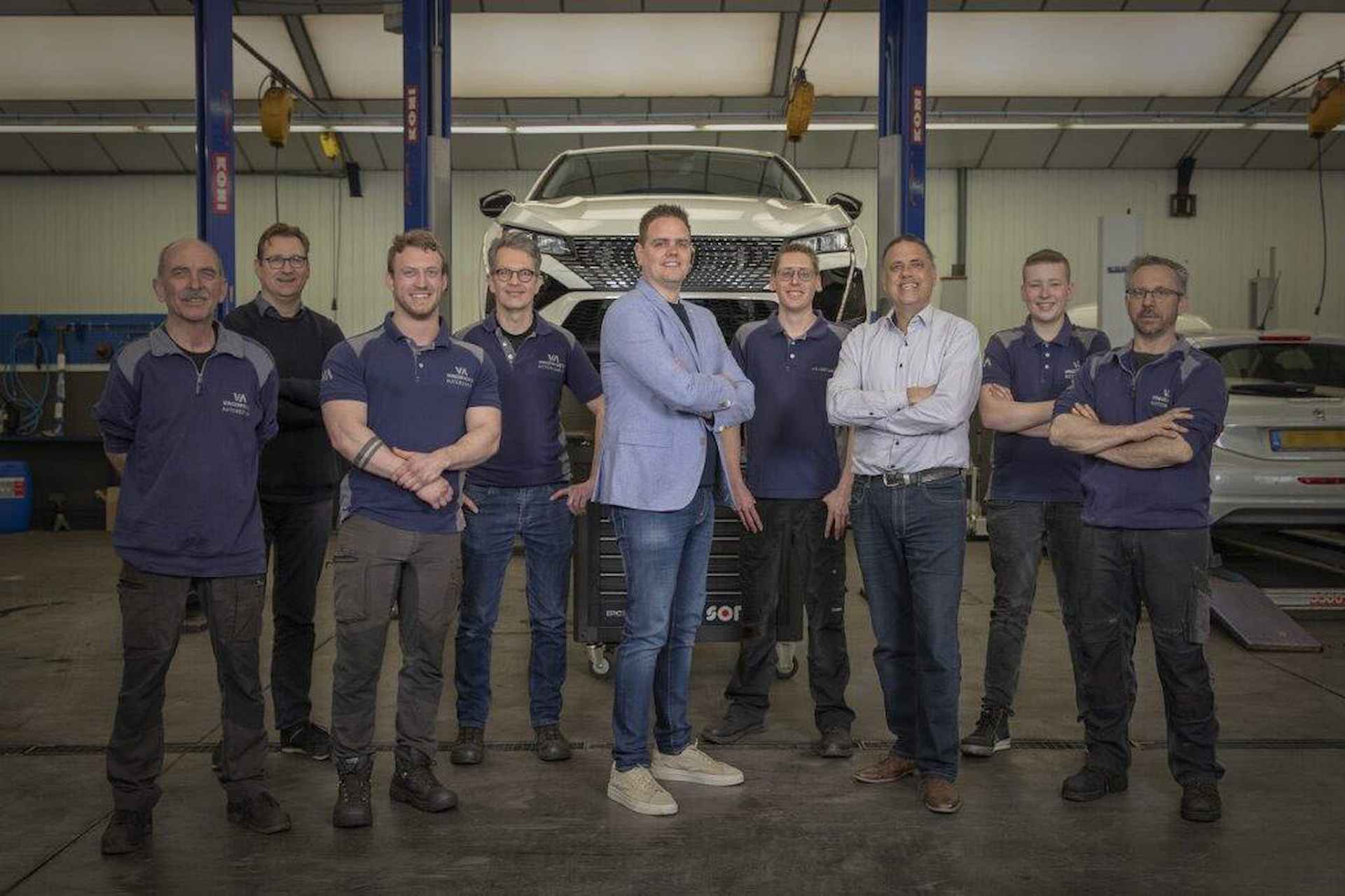 Peugeot 2008 Hele luxe Benzine uitvoering en top onderhouden. Luxe benzine uitvoering * Navigatie * Panoramadak * Automatisch in- & uitparkeersysteem * Parkeersensoren *  1/2 Lederen Interieur * Vingerhoets; Vierde Generatie  Eersteklas Service ! - 27/38