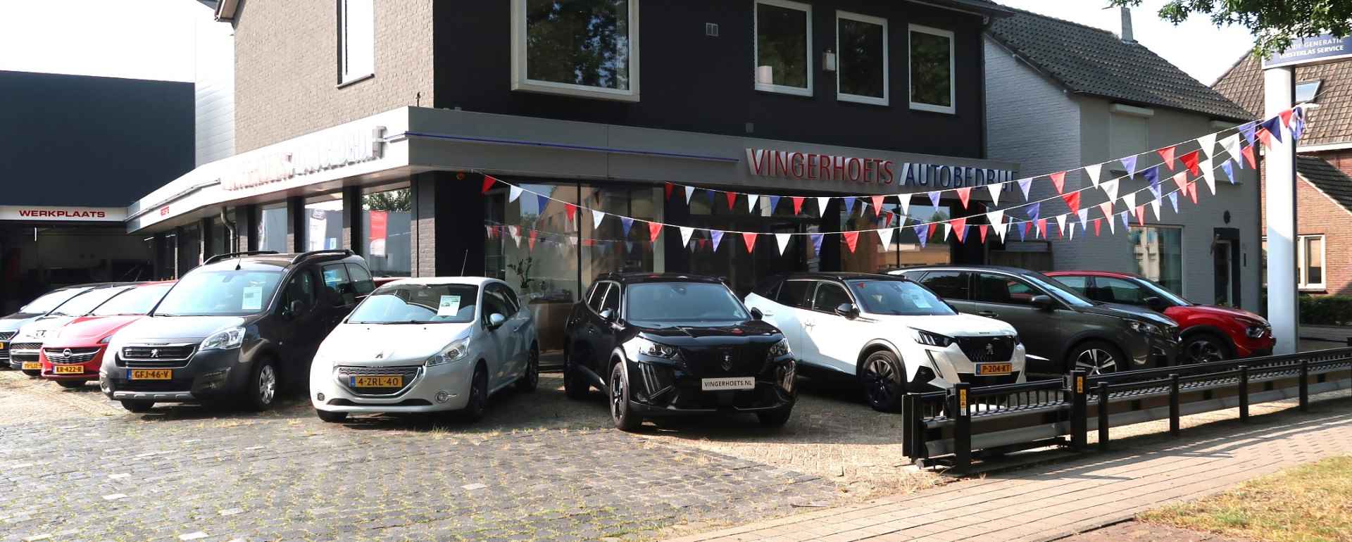 Peugeot 2008 Hele luxe Benzine uitvoering en top onderhouden. Luxe benzine uitvoering * Navigatie * Panoramadak * Automatisch in- & uitparkeersysteem * Parkeersensoren *  1/2 Lederen Interieur * Vingerhoets; Vierde Generatie  Eersteklas Service ! - 31/38