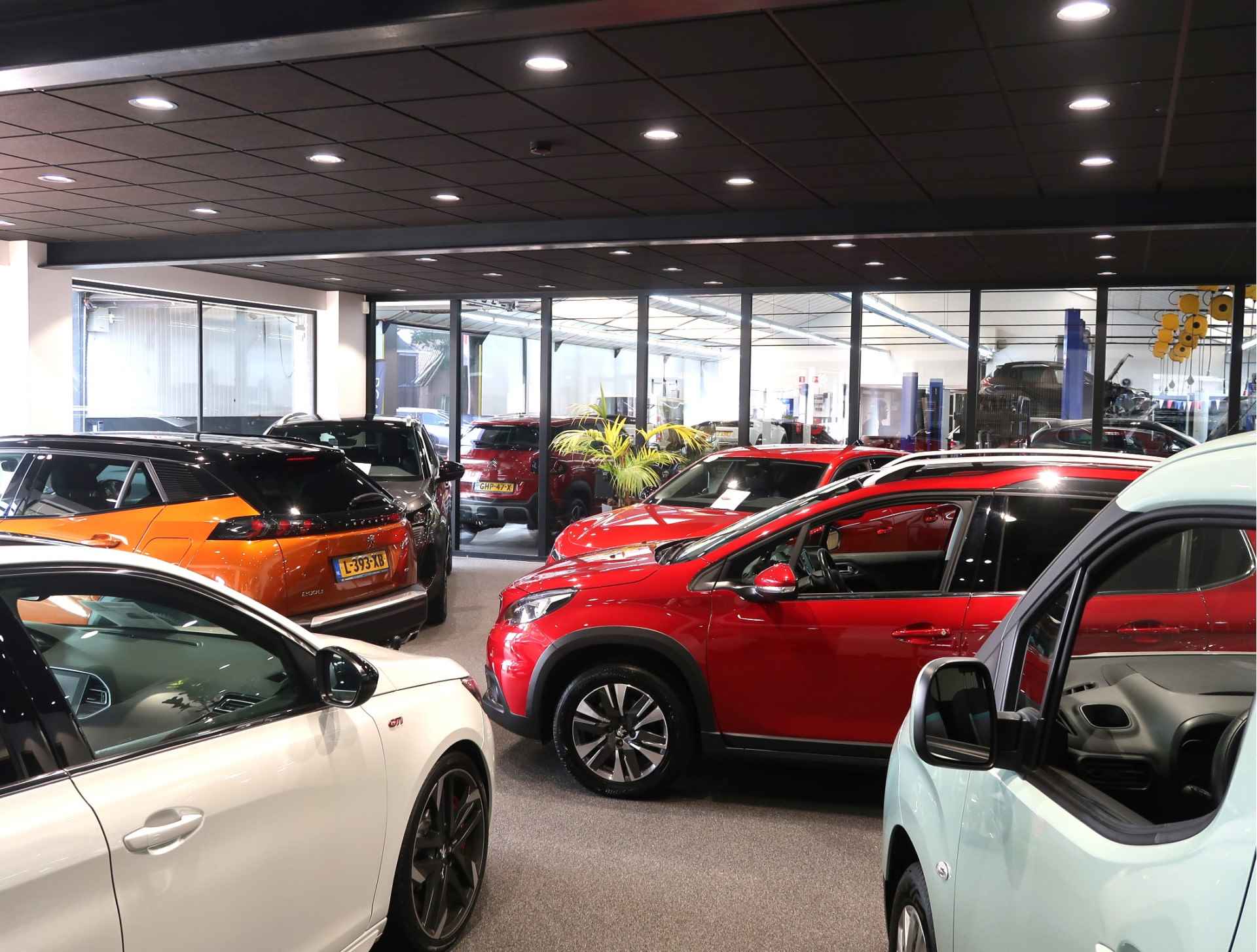 Peugeot 2008 Hele luxe Benzine uitvoering en top onderhouden. Luxe benzine uitvoering * Navigatie * Panoramadak * Automatisch in- & uitparkeersysteem * Parkeersensoren *  1/2 Lederen Interieur * Vingerhoets; Vierde Generatie  Eersteklas Service ! - 33/38