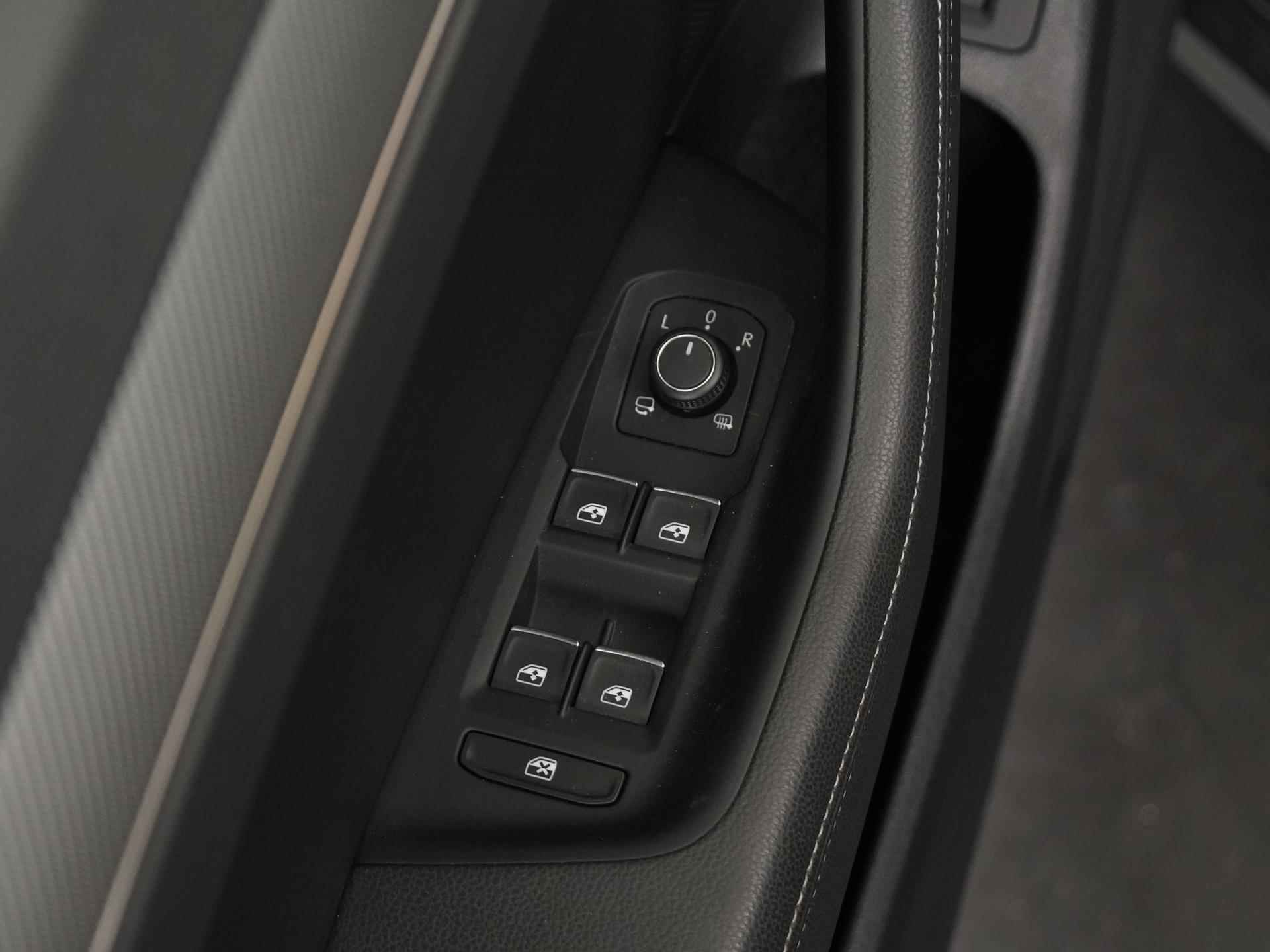 Volkswagen Passat 1.5 TSI R-Line | Digital Cockpit | Schuifdak | Leder | Zondag Open! - 35/41
