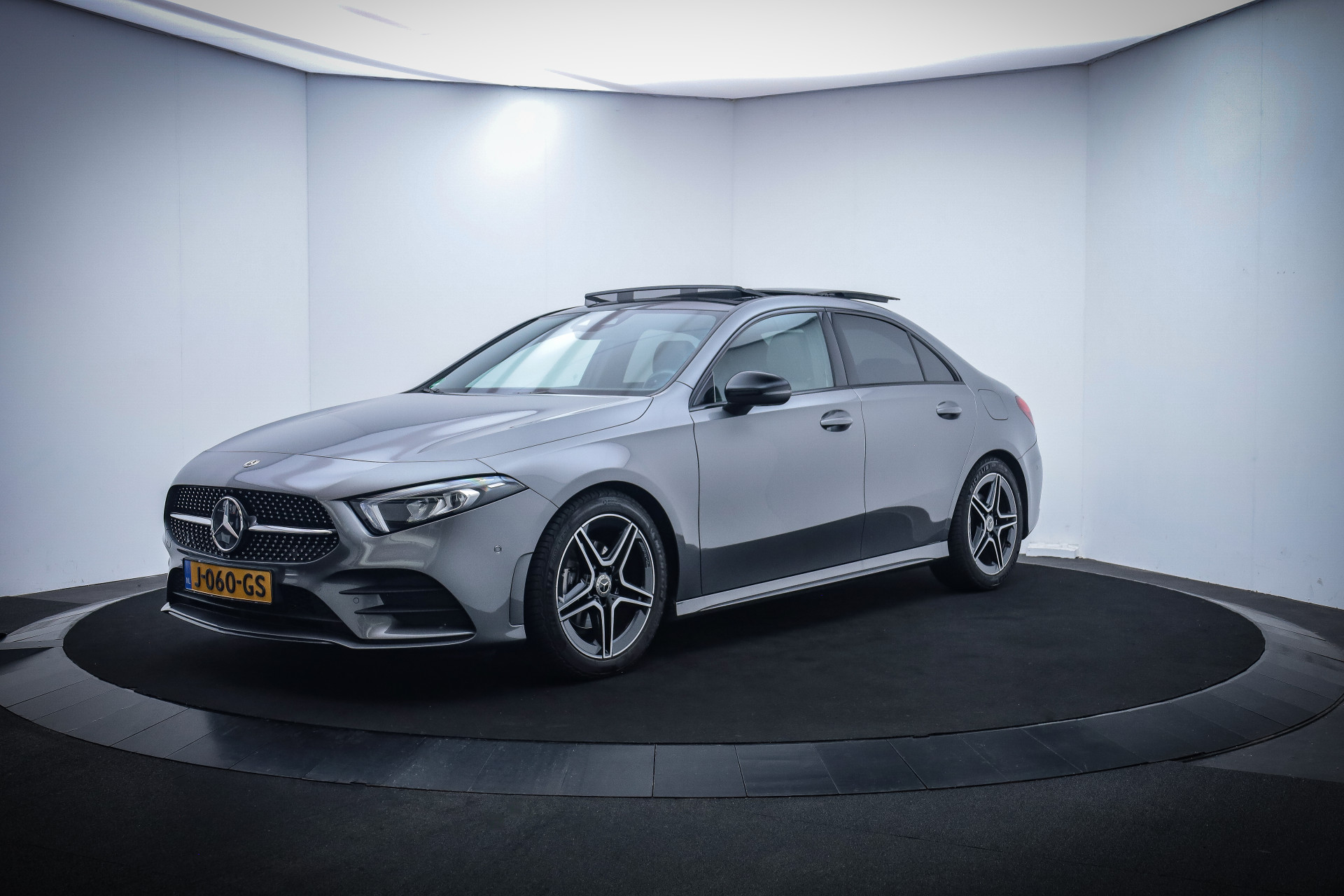 Mercedes-Benz A-Klasse 200 Aut. AMG-LINE PANO/WIDESCREEN/CARPLAY/CAMERA/STOELVERW./ALCANTARA/DAB+/CRUISE/LMV 18''