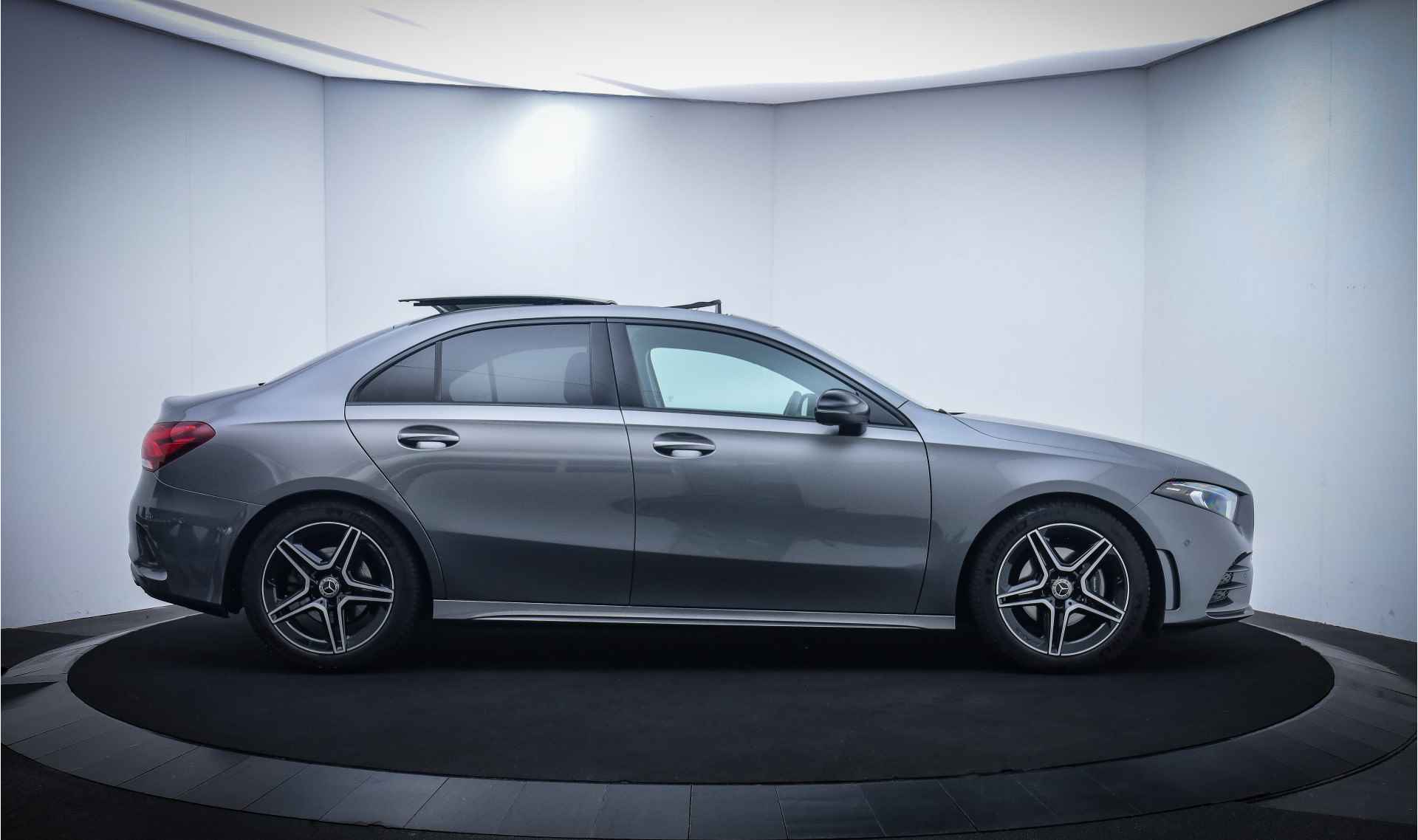 Mercedes-Benz A-Klasse 200 Aut. AMG-LINE PANO/WIDESCREEN/CARPLAY/CAMERA/STOELVERW./ALCANTARA/DAB+/CRUISE/LMV 18'' - 4/30