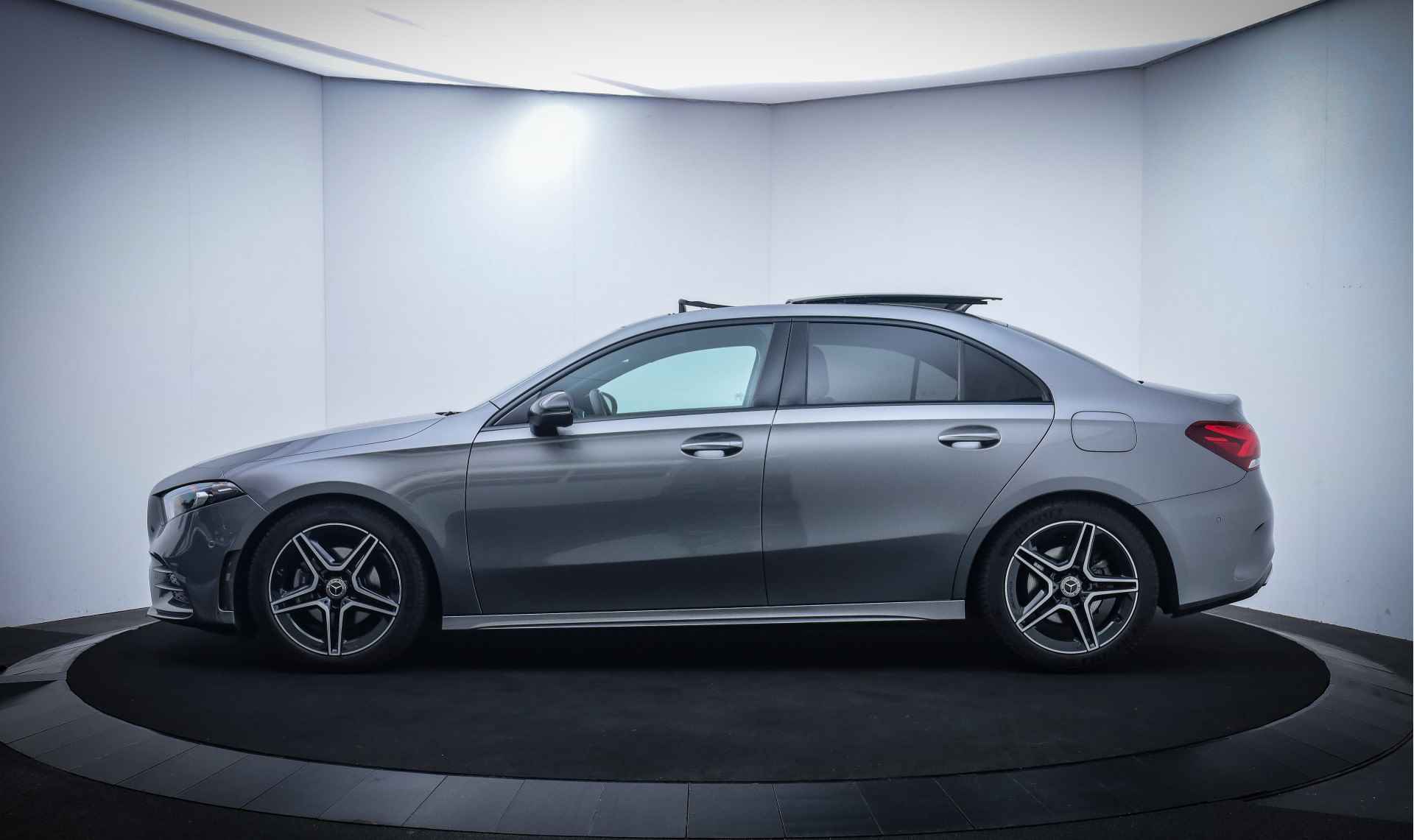 Mercedes-Benz A-Klasse 200 Aut. AMG-LINE PANO/WIDESCREEN/CARPLAY/CAMERA/STOELVERW./ALCANTARA/DAB+/CRUISE/LMV 18'' - 12/30