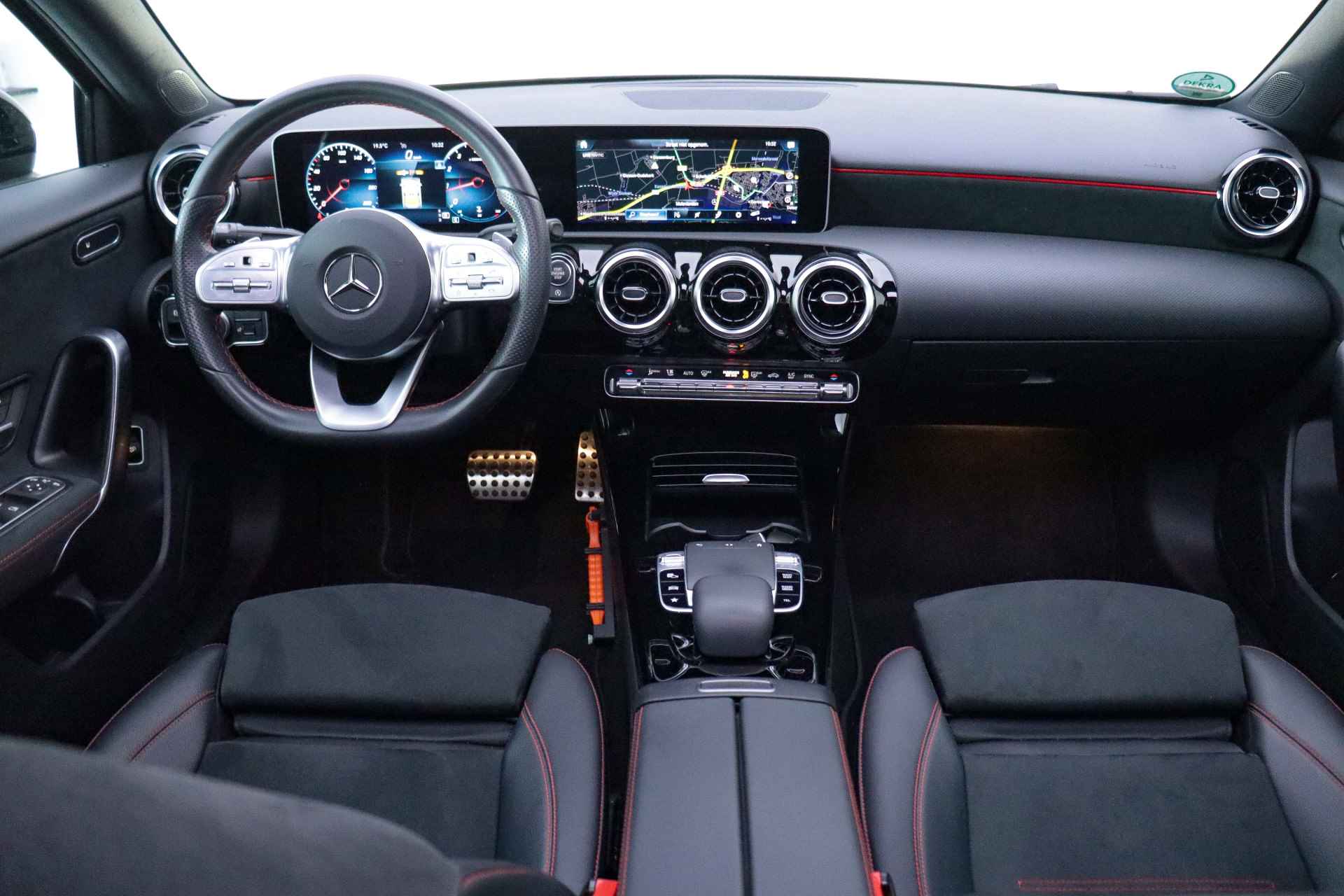 Mercedes-Benz A-Klasse 200 Aut. AMG-LINE PANO/WIDESCREEN/CARPLAY/CAMERA/STOELVERW./ALCANTARA/DAB+/CRUISE/LMV 18'' - 19/30