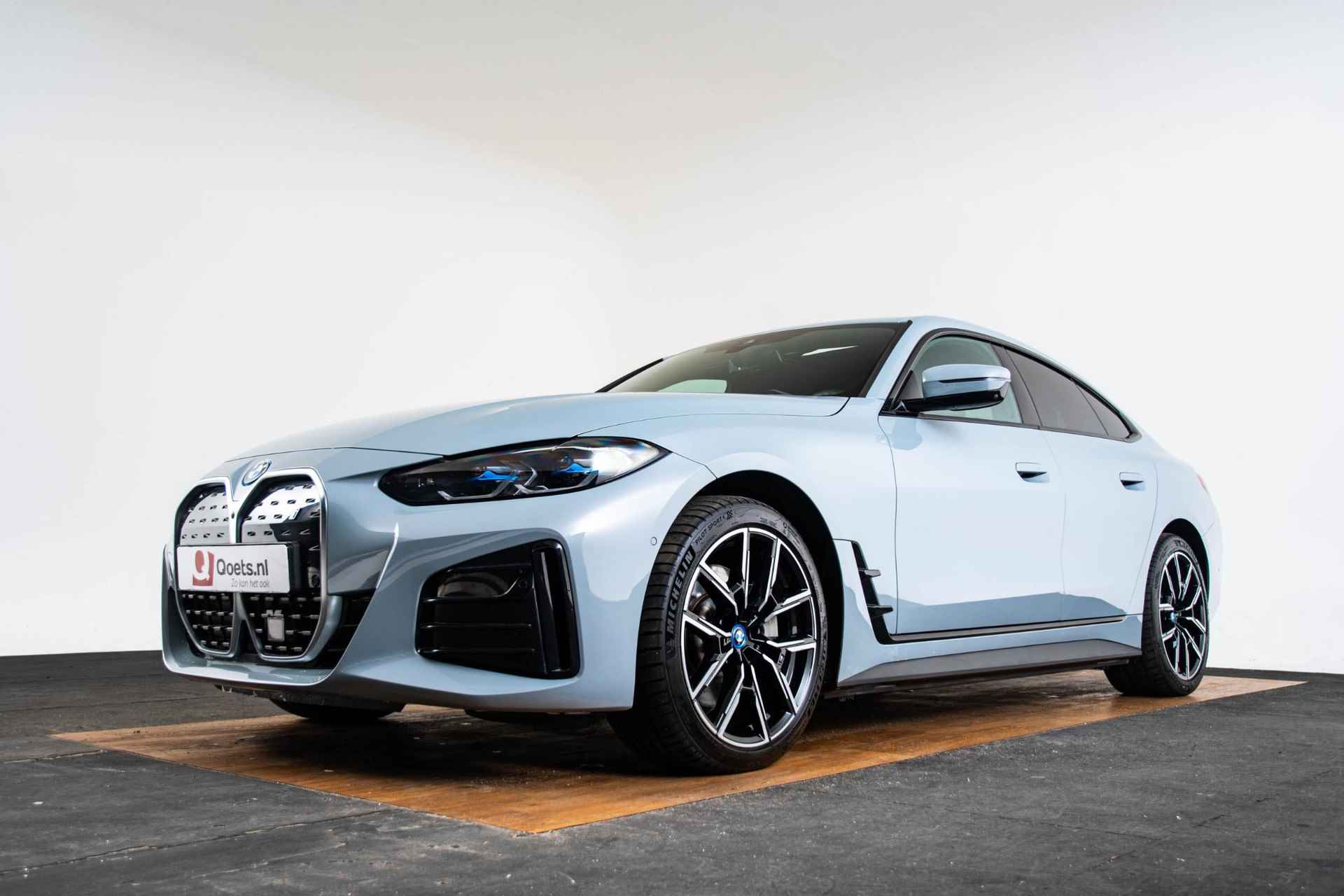 BMW i4 eDrive40 High Executive 84 kWh M-sport - Schuifdak - Harman Kardon - Laserlight - Active Cruise Control - Parking Assistant Plus - Lendensteun - 19 inch - Leder - 61/65