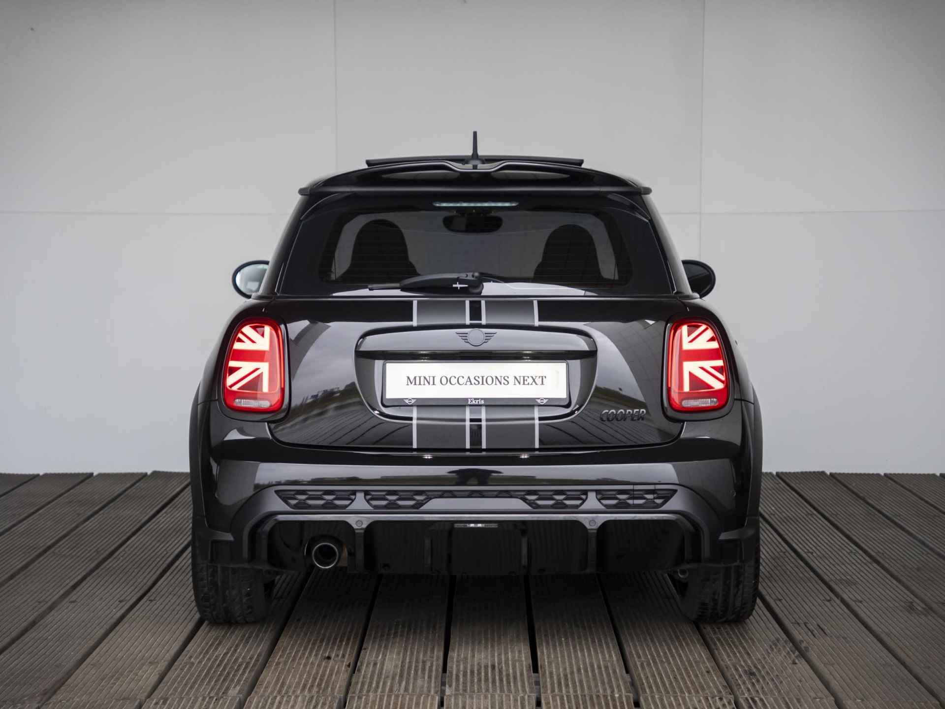 MINI 3-deurs Cooper Aut. JCW pakket + Connected Navigation + Panoramadak - 5/58