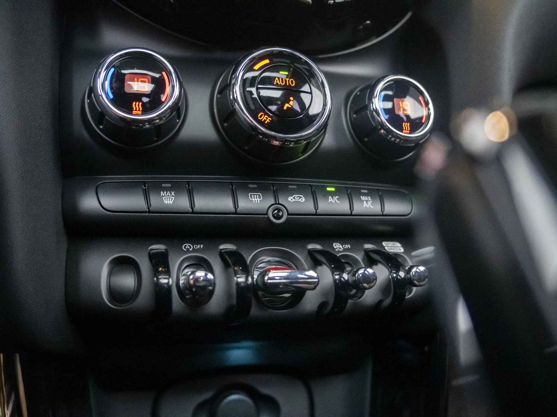 MINI 3-deurs Cooper Aut. JCW pakket + Connected Navigation + Panoramadak - 13/58