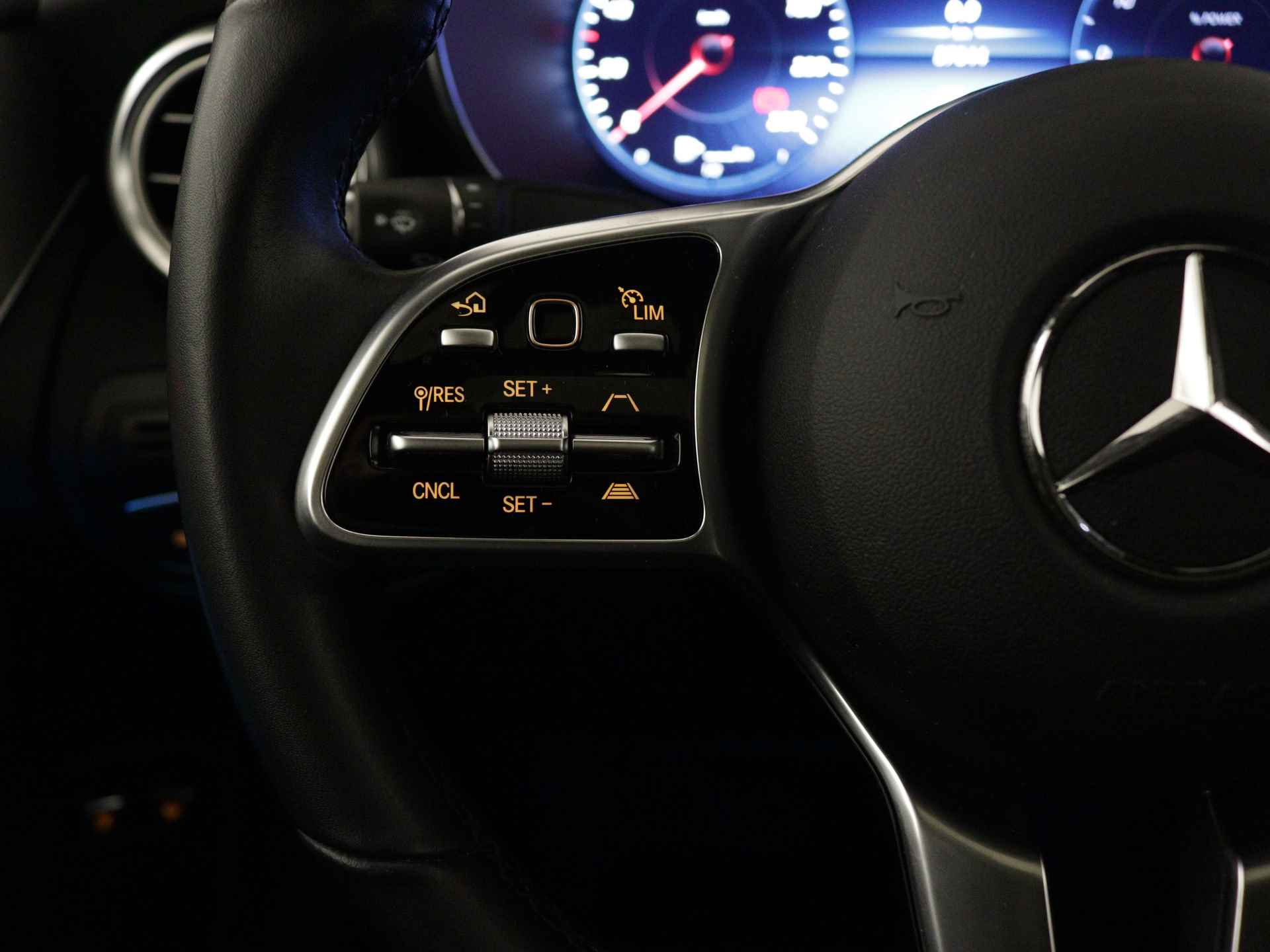 Mercedes-Benz GLC 300 e 4-MATIC Exclusive Premium Plus | Schuifdak | Rijassistentie Pack | Burmester Audio | Memory | Keyless Go | 360 gr Parkeercamera | Inclusief 24 maanden Mercedes-Benz Certified garantie voor Europa. - 19/40
