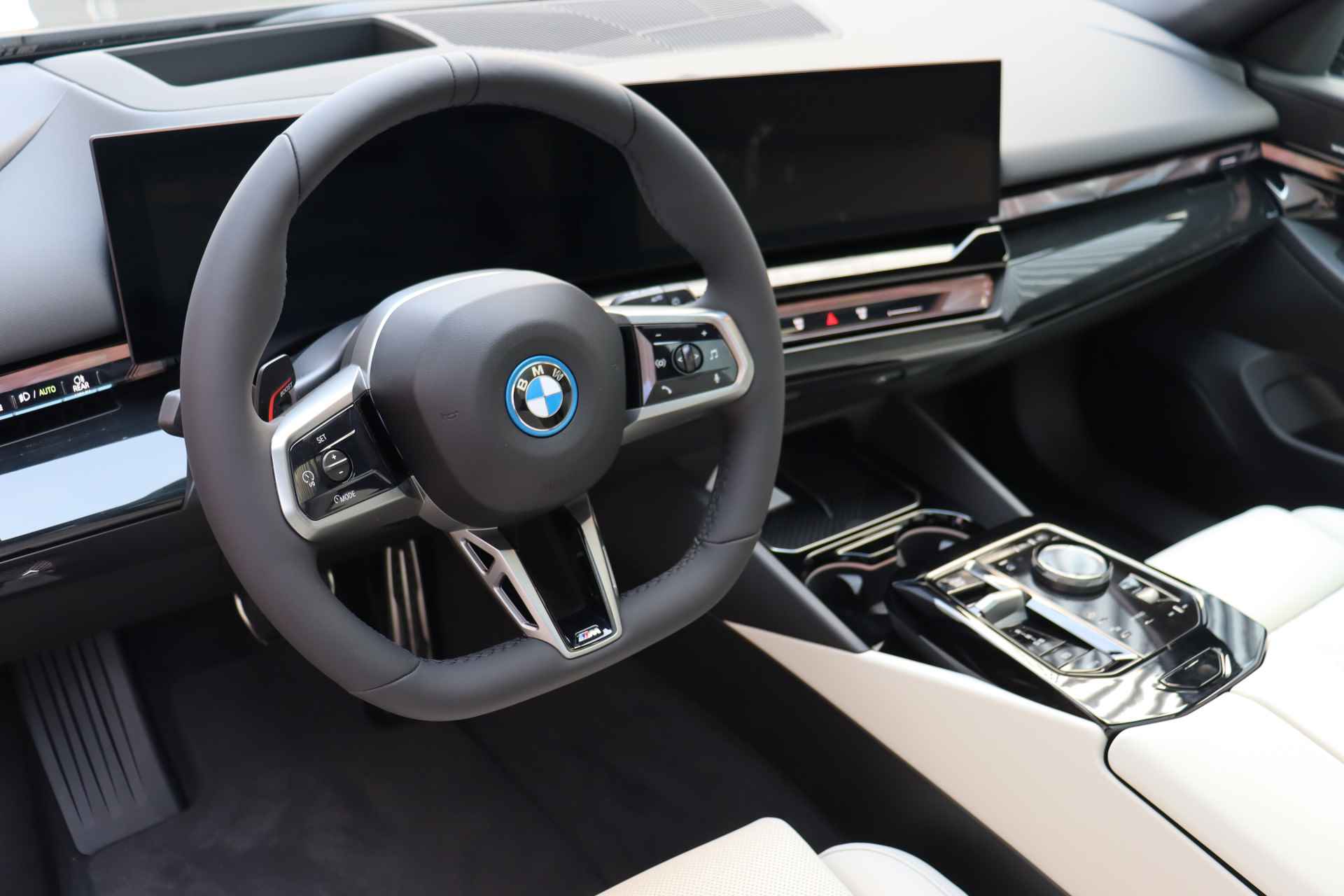 BMW i5 Touring eDrive40 High Executive M Sport 84 kWh / Panoramadak / Trekhaak / Parking Assistant Professional / Adaptieve LED / Stoelventilatie / Driving Assistant Professional - 10/22