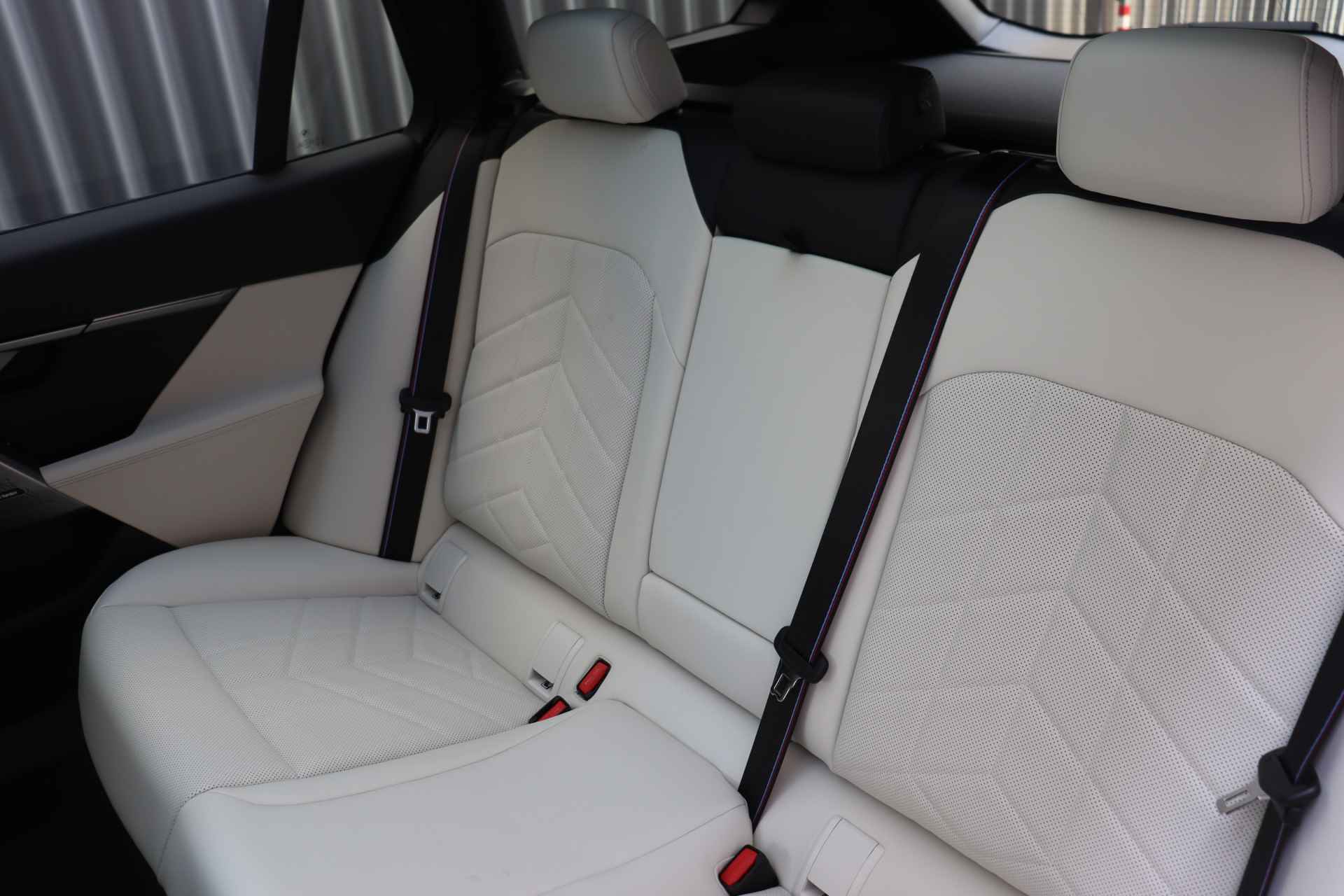BMW i5 Touring eDrive40 High Executive M Sport 84 kWh / Panoramadak / Trekhaak / Parking Assistant Professional / Adaptieve LED / Stoelventilatie / Driving Assistant Professional - 20/22