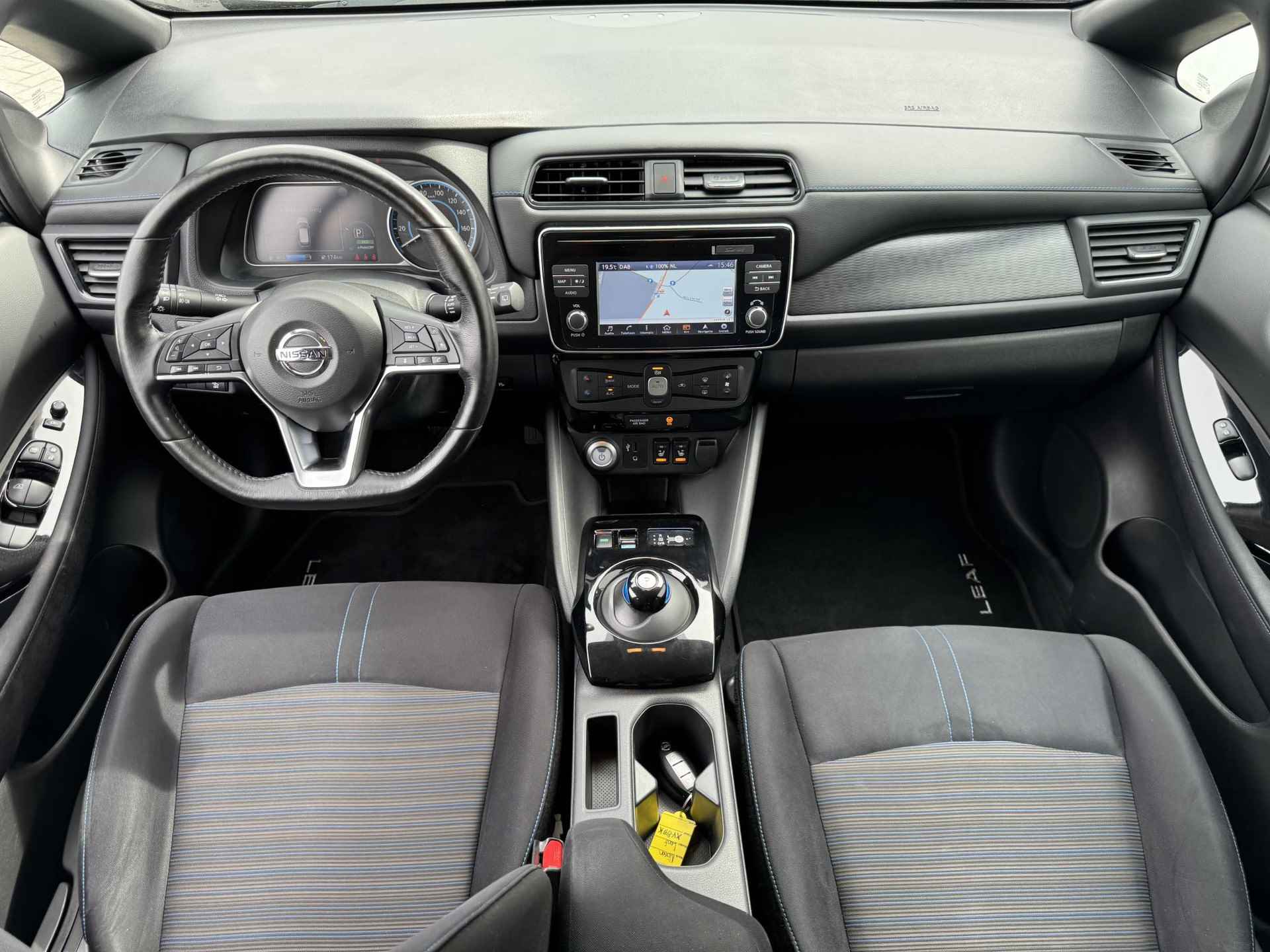 Nissan LEAF N-Connecta 40 kWh /  Stoelverwarming voor en achter / Stuurverwarming / 360 graden camera / Navigatie / Adaptieve cruise control / - 2/40