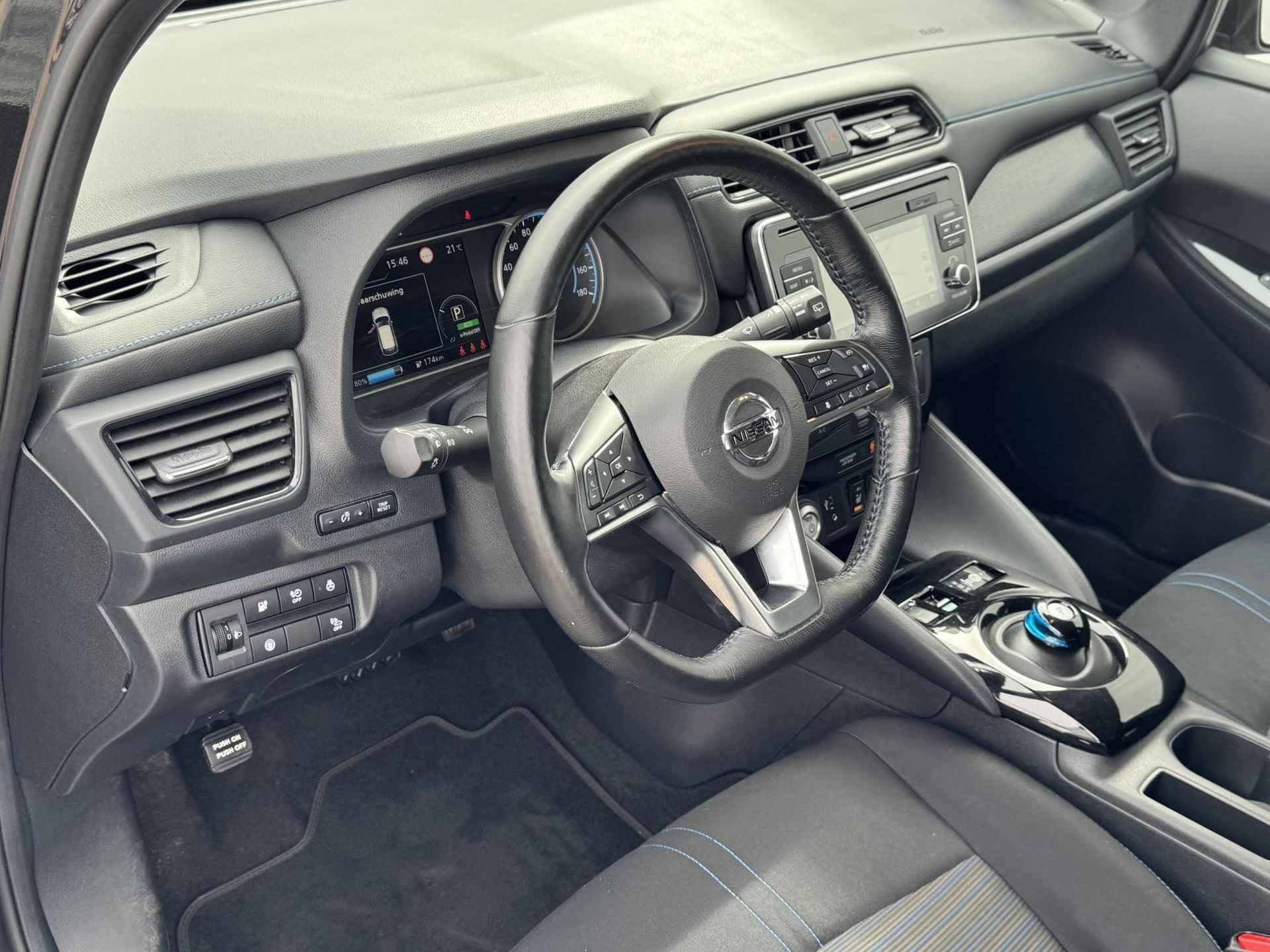 Nissan LEAF N-Connecta 40 kWh /  Stoelverwarming voor en achter / Stuurverwarming / 360 graden camera / Navigatie / Adaptieve cruise control / - 17/40