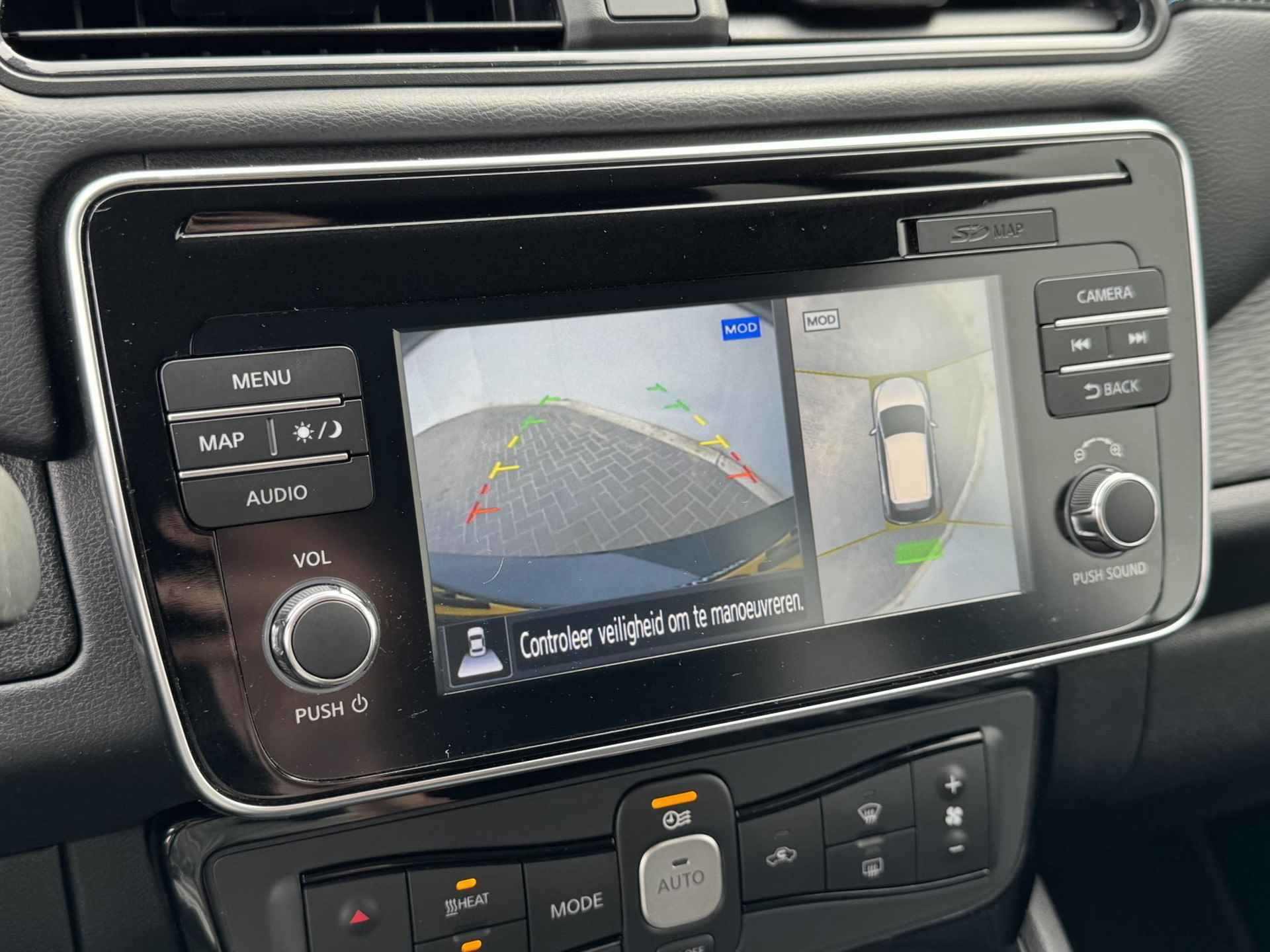 Nissan LEAF N-Connecta 40 kWh /  Stoelverwarming voor en achter / Stuurverwarming / 360 graden camera / Navigatie / Adaptieve cruise control / - 21/40
