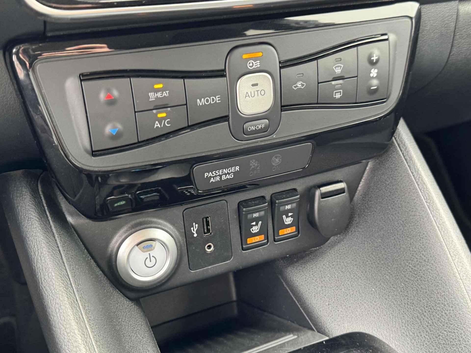 Nissan LEAF N-Connecta 40 kWh /  Stoelverwarming voor en achter / Stuurverwarming / 360 graden camera / Navigatie / Adaptieve cruise control / - 25/40