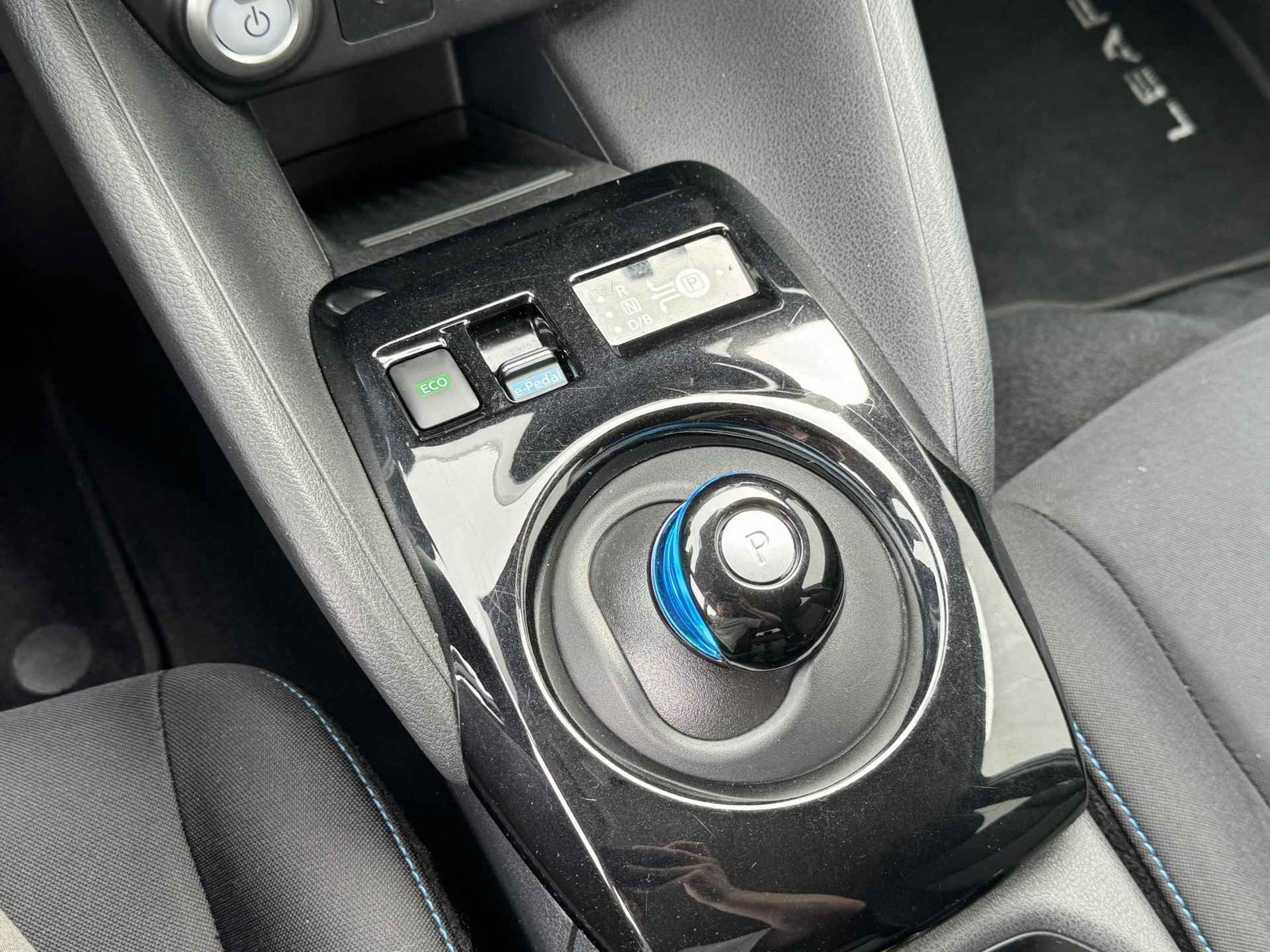 Nissan LEAF N-Connecta 40 kWh /  Stoelverwarming voor en achter / Stuurverwarming / 360 graden camera / Navigatie / Adaptieve cruise control / - 26/40