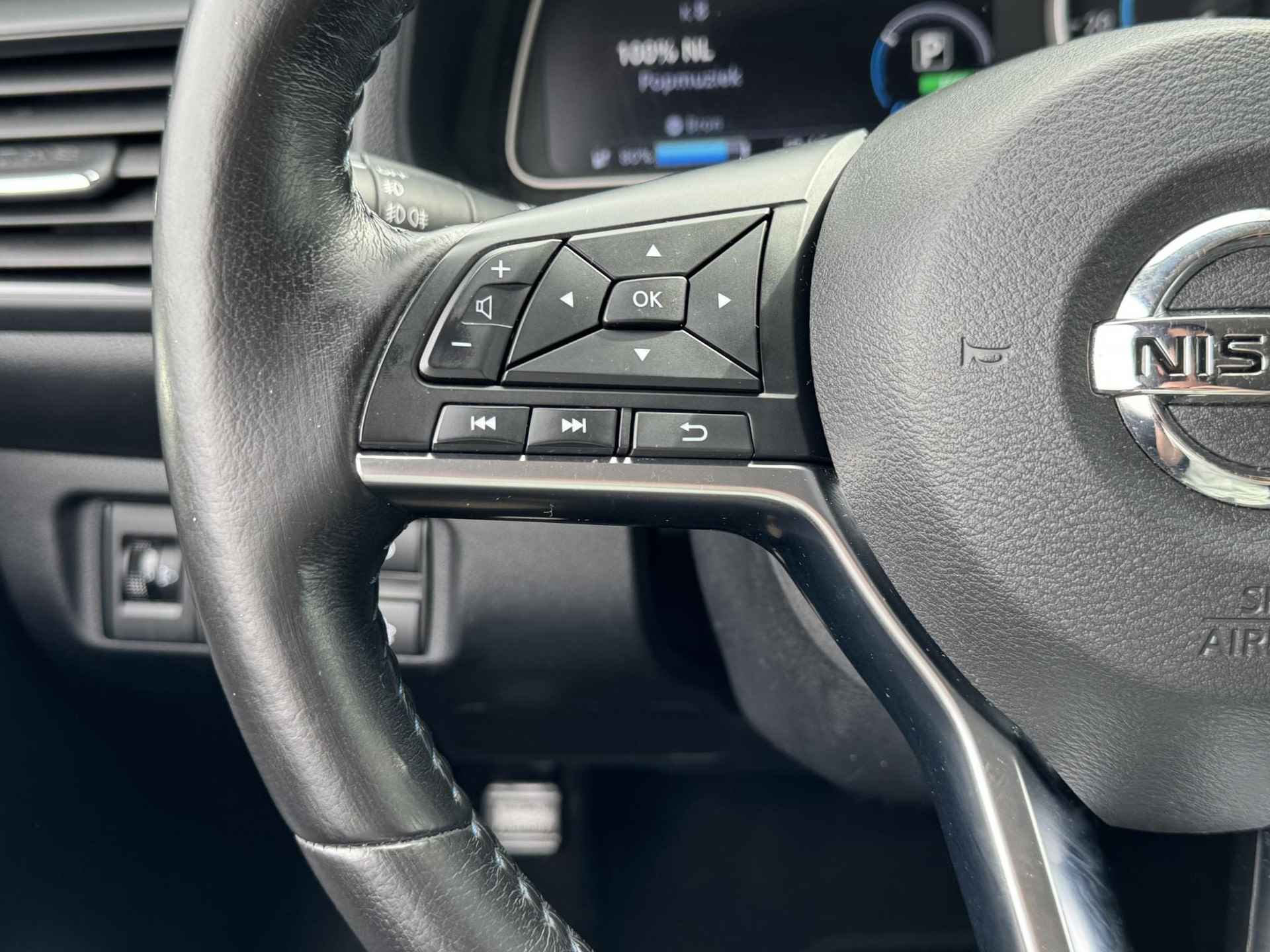 Nissan LEAF N-Connecta 40 kWh /  Stoelverwarming voor en achter / Stuurverwarming / 360 graden camera / Navigatie / Adaptieve cruise control / - 32/40