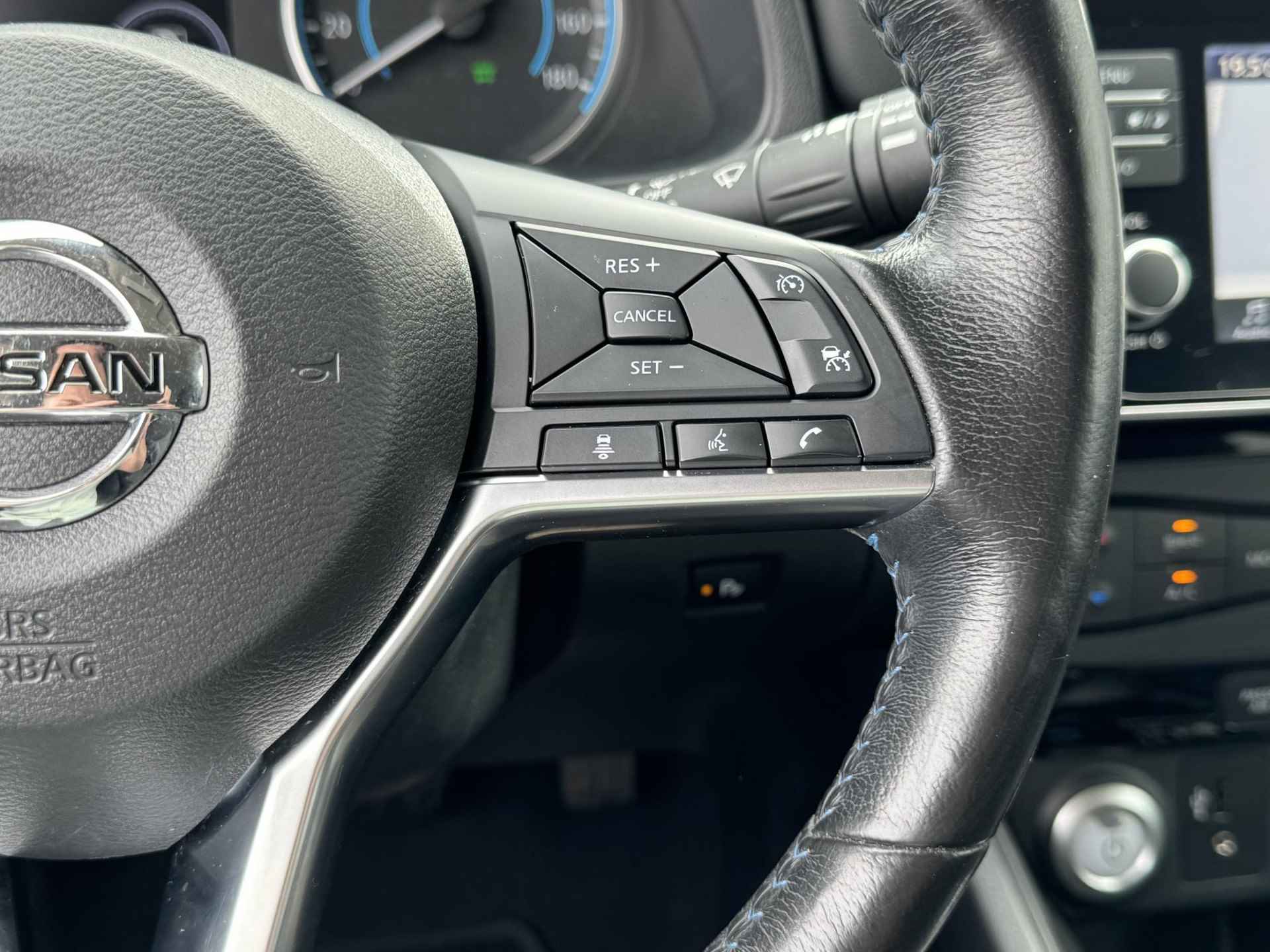 Nissan LEAF N-Connecta 40 kWh /  Stoelverwarming voor en achter / Stuurverwarming / 360 graden camera / Navigatie / Adaptieve cruise control / - 33/40