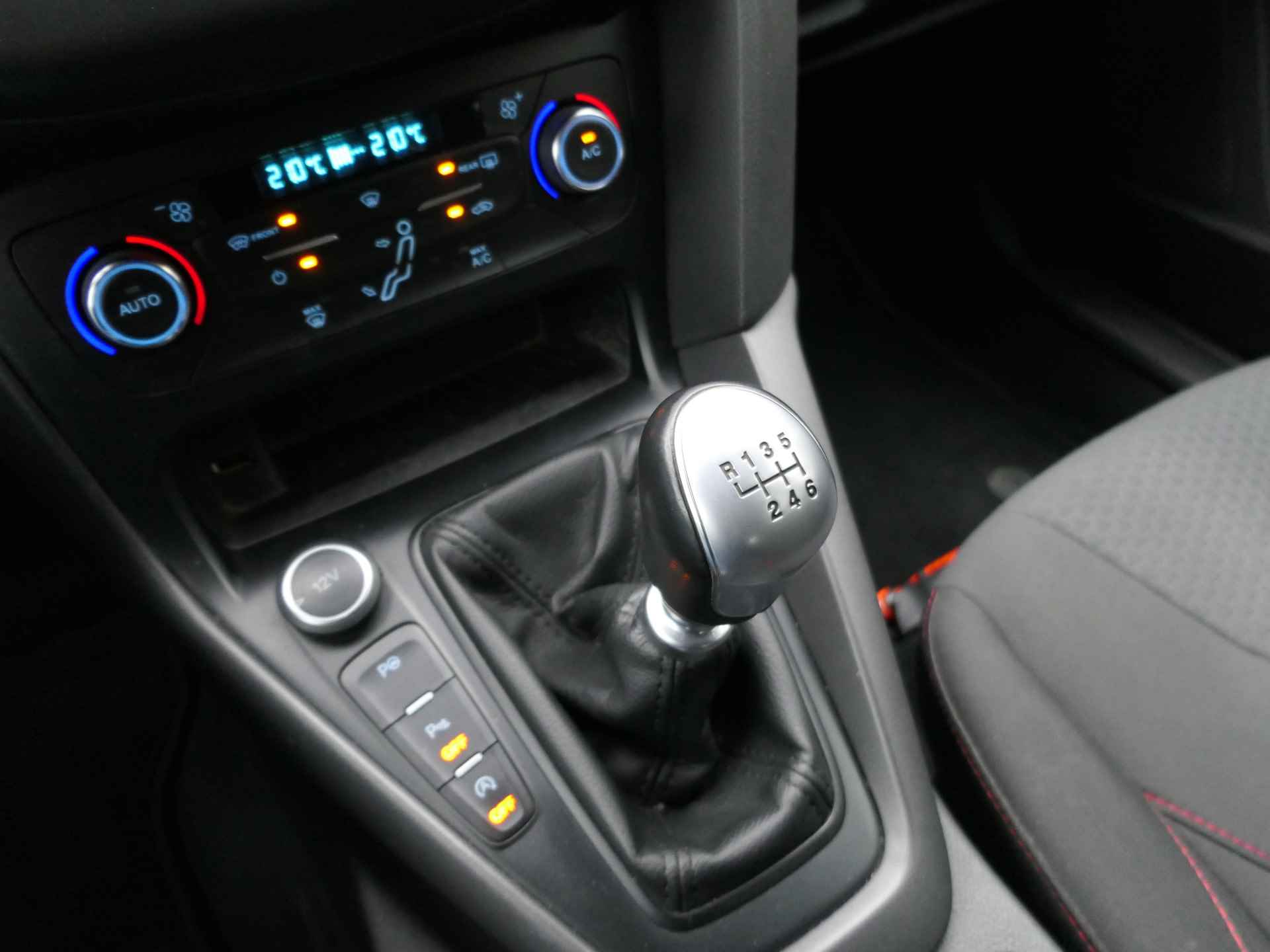 Ford Focus 1.5 Turbo 150pk ST Line | Xenon | Trekhaak | 1e eigenaar! | 18" LMV - 28/34