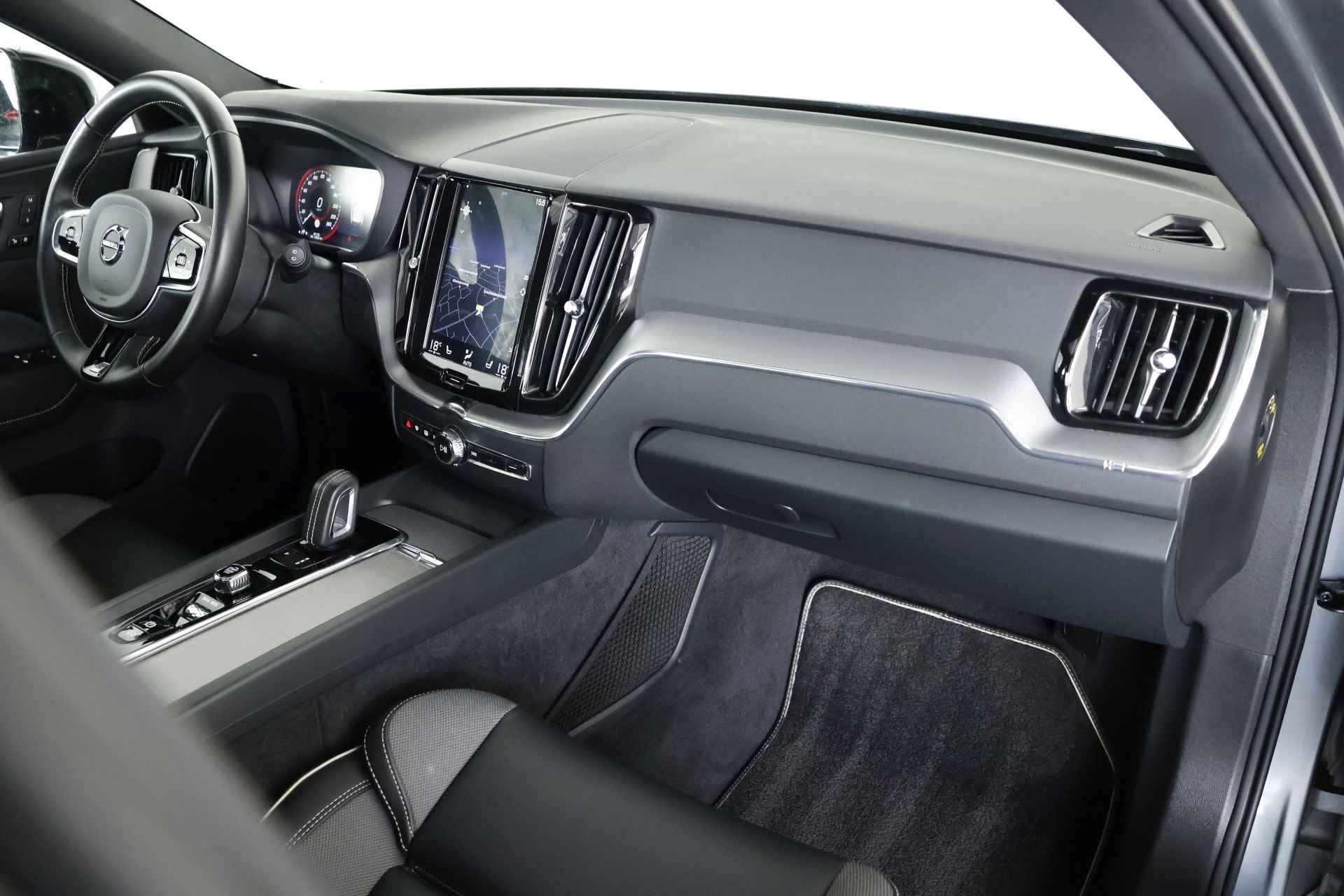 Volvo XC60 2.0 Recharge T8 AWD R-Design / Opendak / Pilot Assist / Leder / CarPlay - 3/38