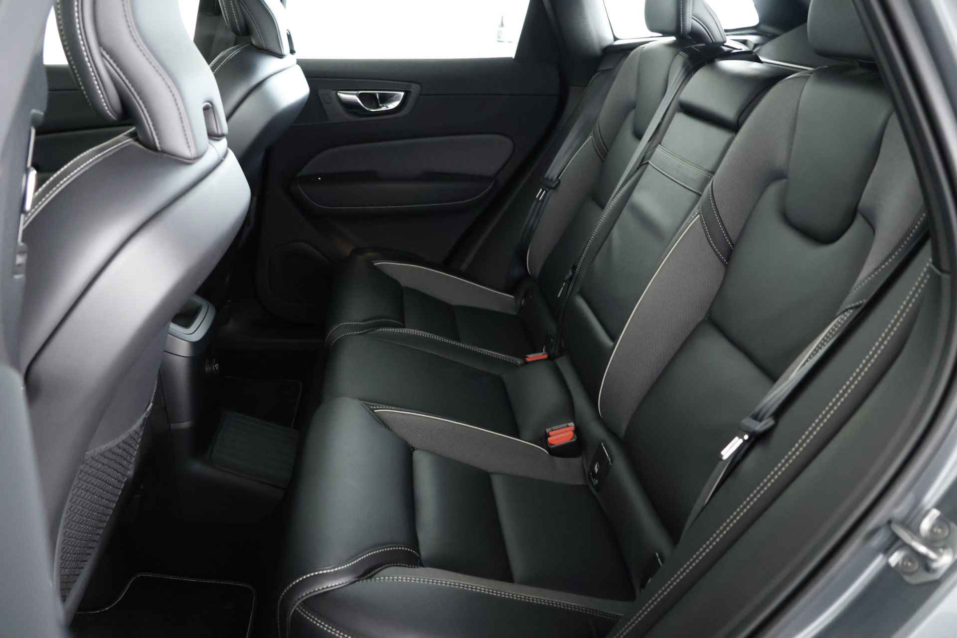 Volvo XC60 2.0 Recharge T8 AWD R-Design / Opendak / Pilot Assist / Leder / CarPlay - 13/38