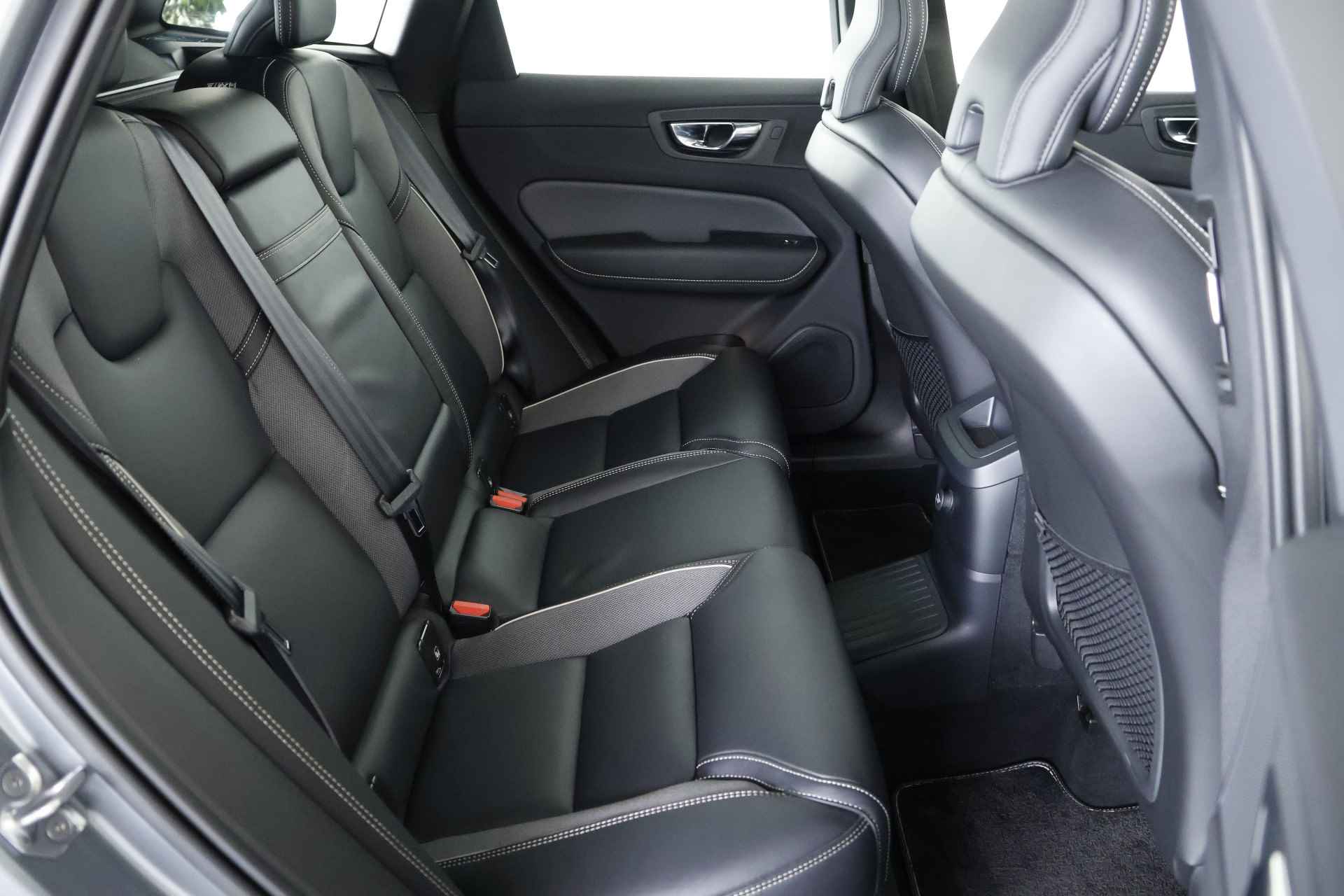 Volvo XC60 2.0 Recharge T8 AWD R-Design / Opendak / Pilot Assist / Leder / CarPlay - 14/38