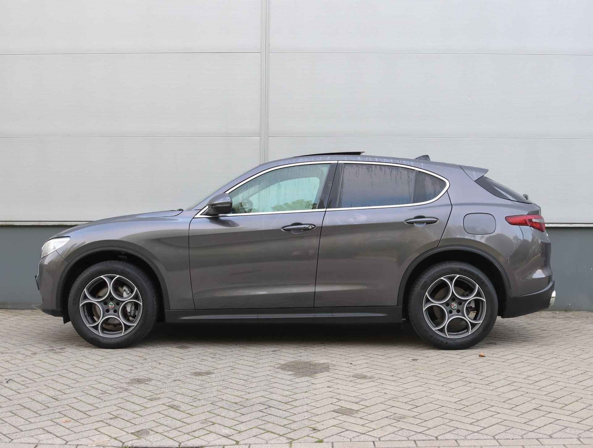 Alfa Romeo Stelvio 200pk Turbo AWD (1ste eig./Glazendak/Climate/Adapt.Cruise/Elek.klep/LEER/Xenon/Camera) - 3/47