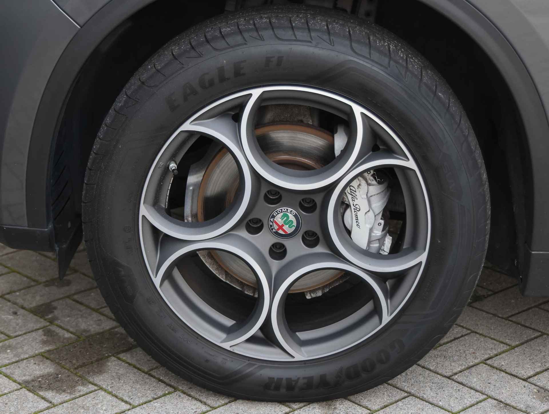 Alfa Romeo Stelvio 200pk Turbo AWD (1ste eig./Glazendak/Climate/Adapt.Cruise/Elek.klep/LEER/Xenon/Camera) - 24/47