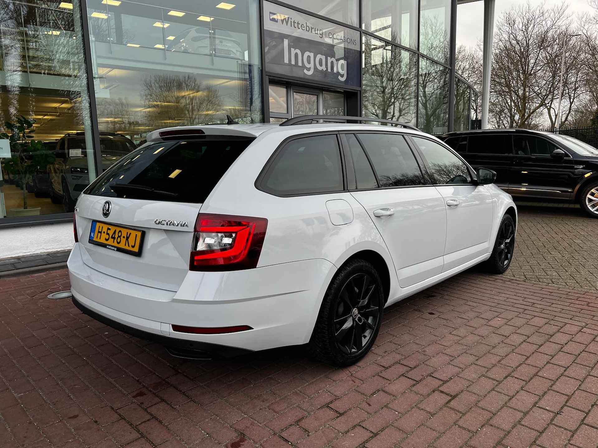 Škoda Octavia Combi 1.5 TSI Greentech Sport Business DSG/ Metallic/ Climatronic/ Sportint./ PDC A/ 17 lmv - 12/23