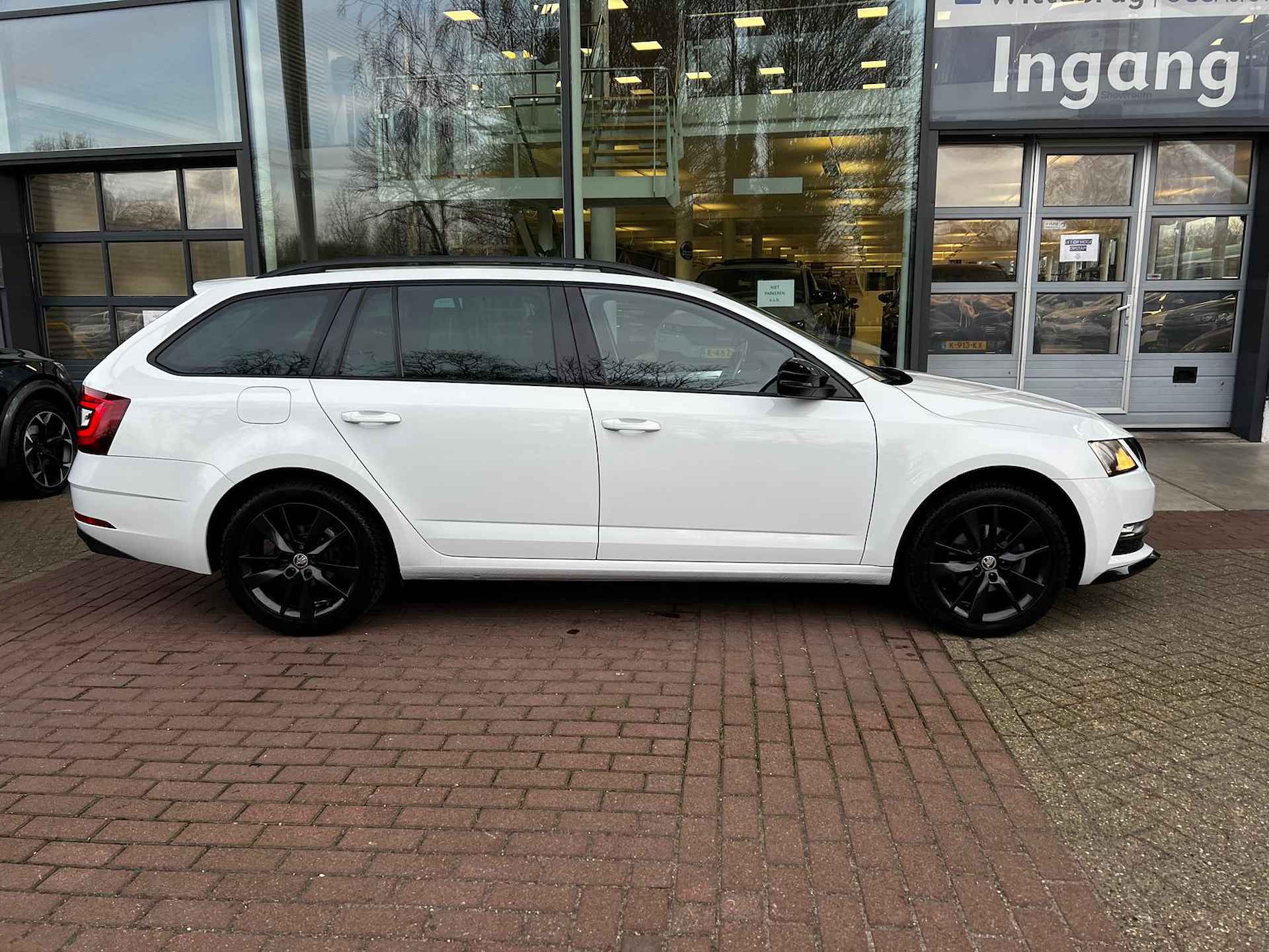 Škoda Octavia Combi 1.5 TSI Greentech Sport Business DSG/ Metallic/ Climatronic/ Sportint./ PDC A/ 17 lmv - 19/23