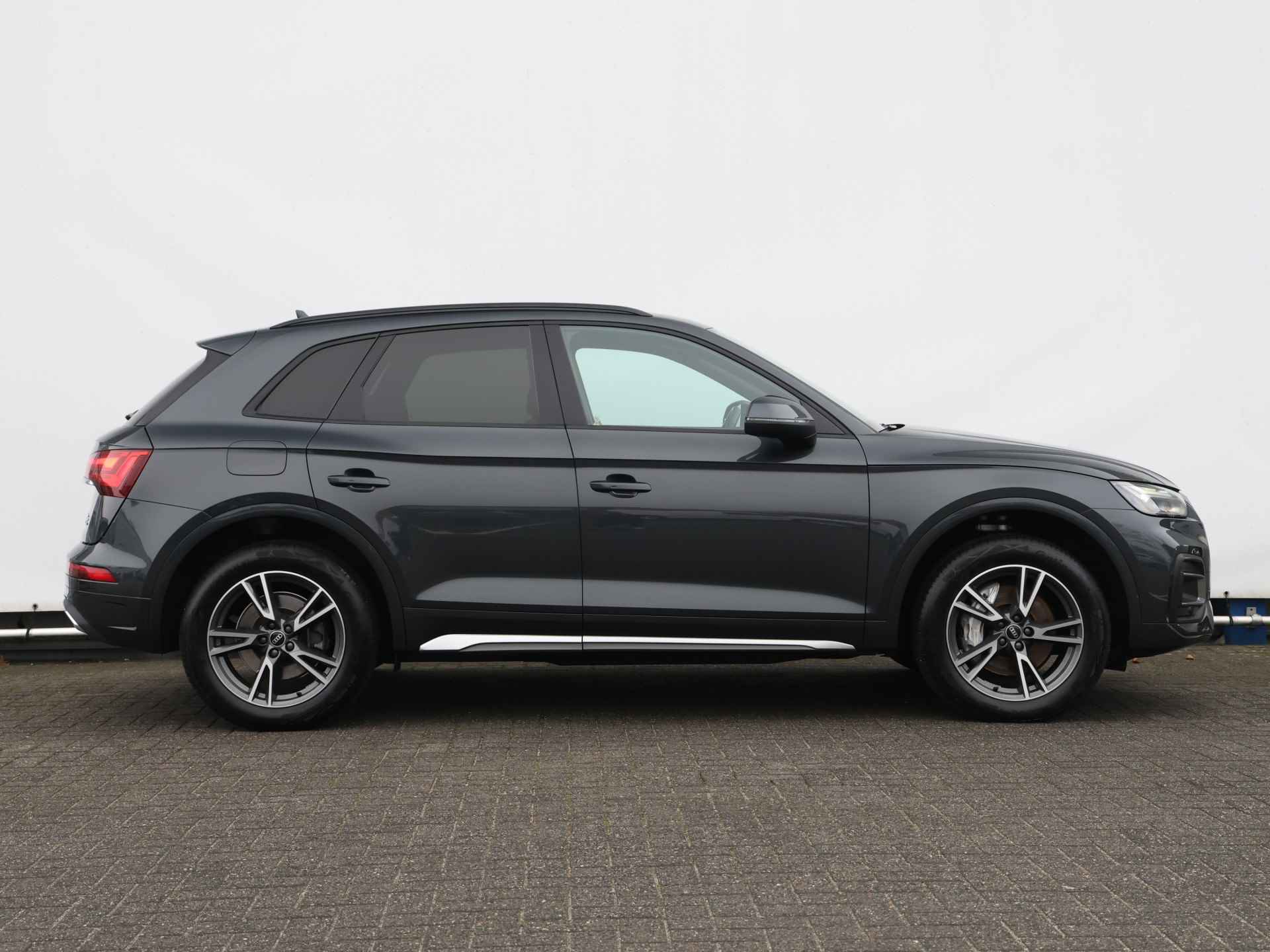 Audi Q5 50 TFSI e S edition 299pk | LED | Achteruitrijcamera | Adaptive cruise | Dodehoek detectie | Stoelverwarming | Elek. stoelen - 2/50