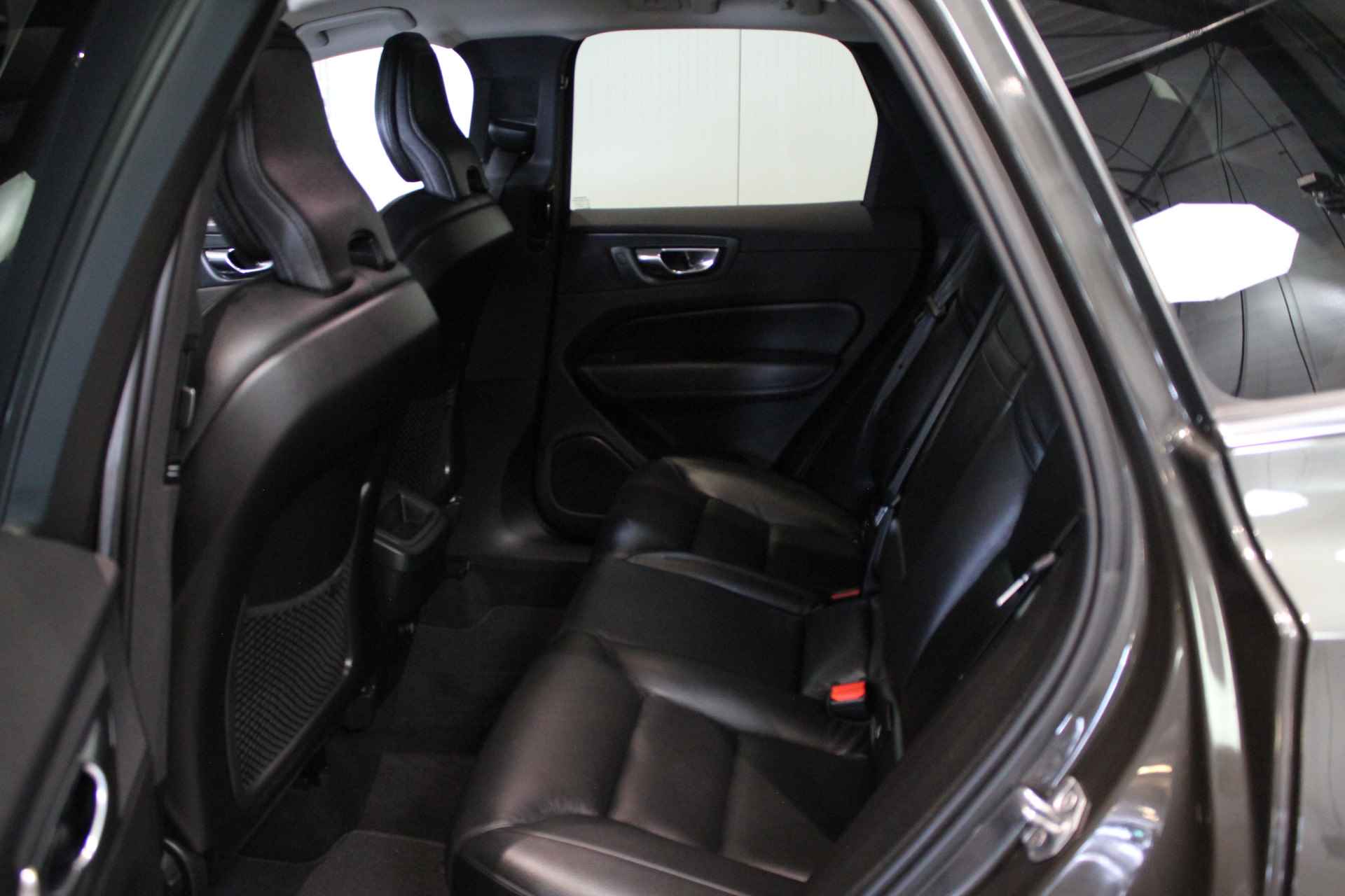 Volvo XC60 2.0 D4 Momentum | Navigatie | Leder | Verwarmde voorstoelen | Elektrisch bedienbare achterklep | - 9/24