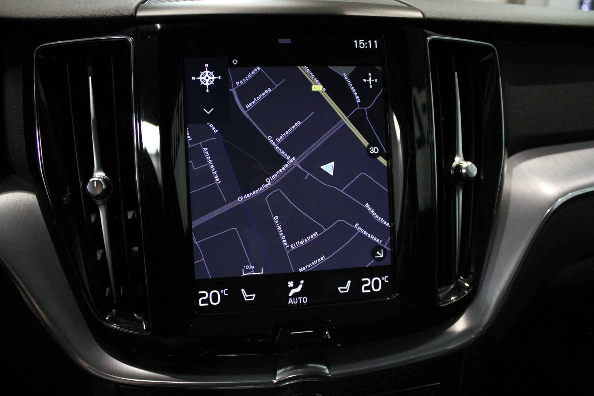 Volvo XC60 2.0 D4 Momentum | Navigatie | Leder | Verwarmde voorstoelen | Elektrisch bedienbare achterklep | - 11/24