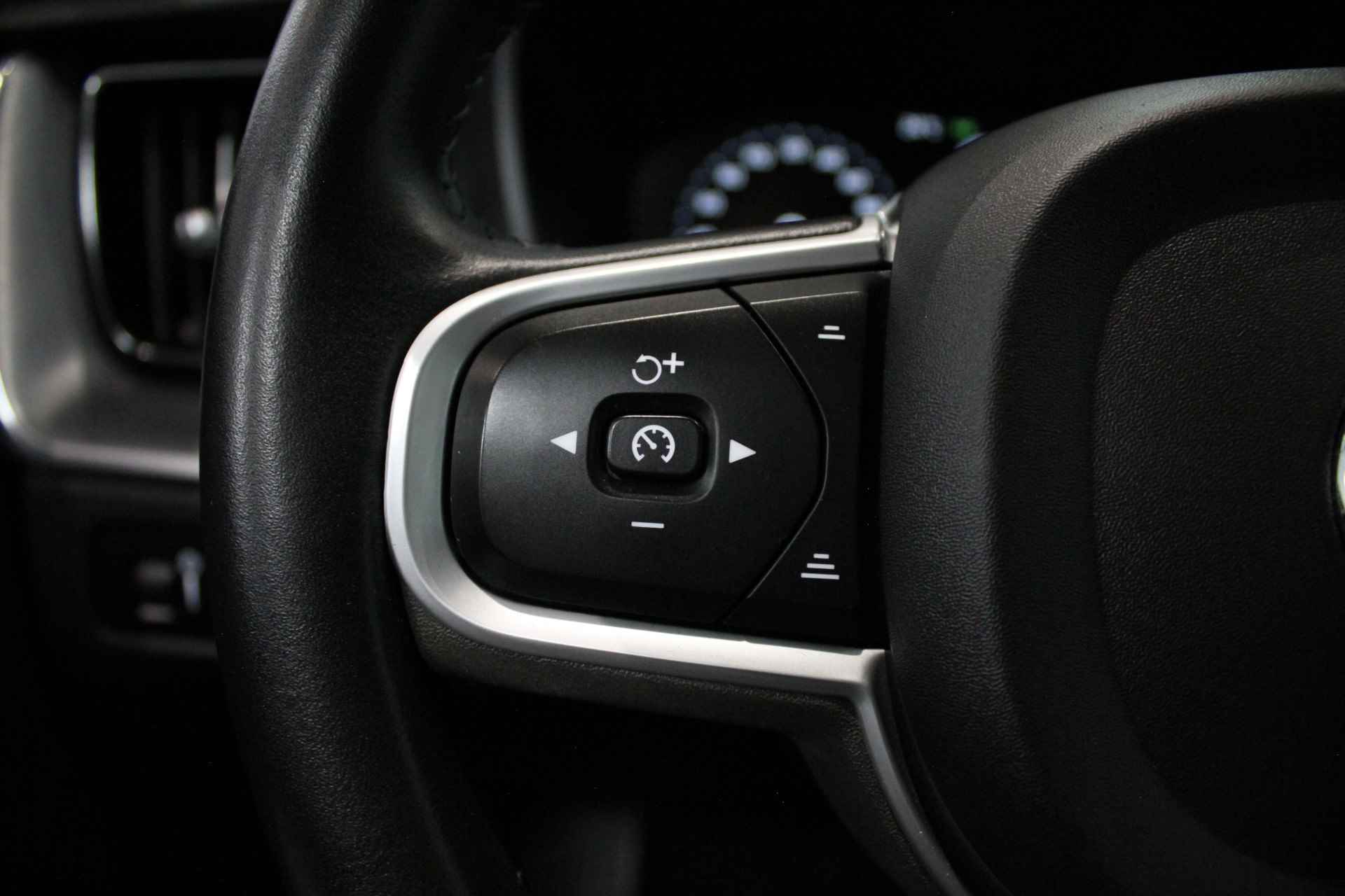Volvo XC60 2.0 D4 Momentum | Navigatie | Leder | Verwarmde voorstoelen | Elektrisch bedienbare achterklep | - 16/24