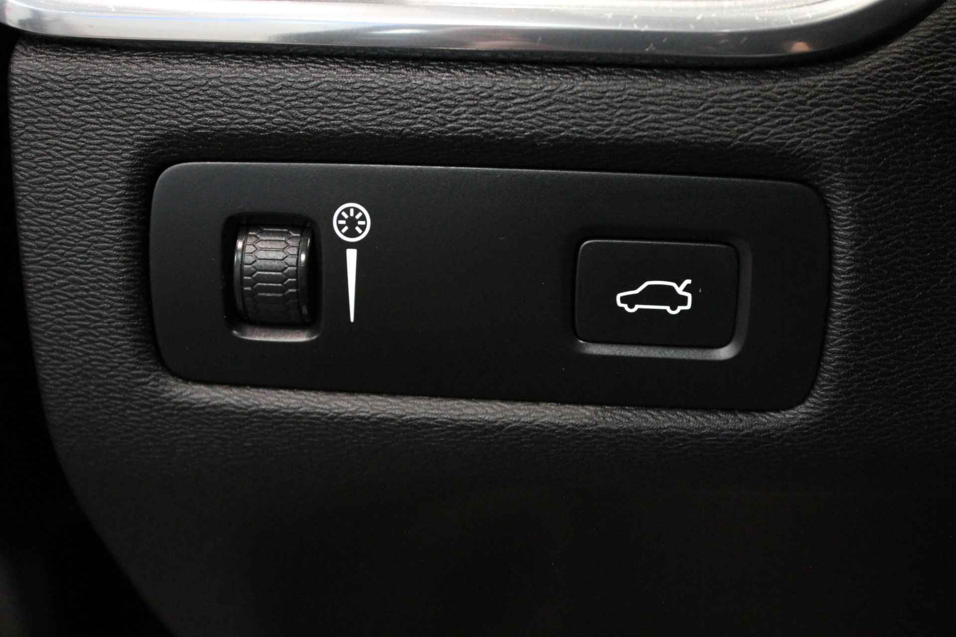 Volvo XC60 2.0 D4 Momentum | Navigatie | Leder | Verwarmde voorstoelen | Elektrisch bedienbare achterklep | - 18/24