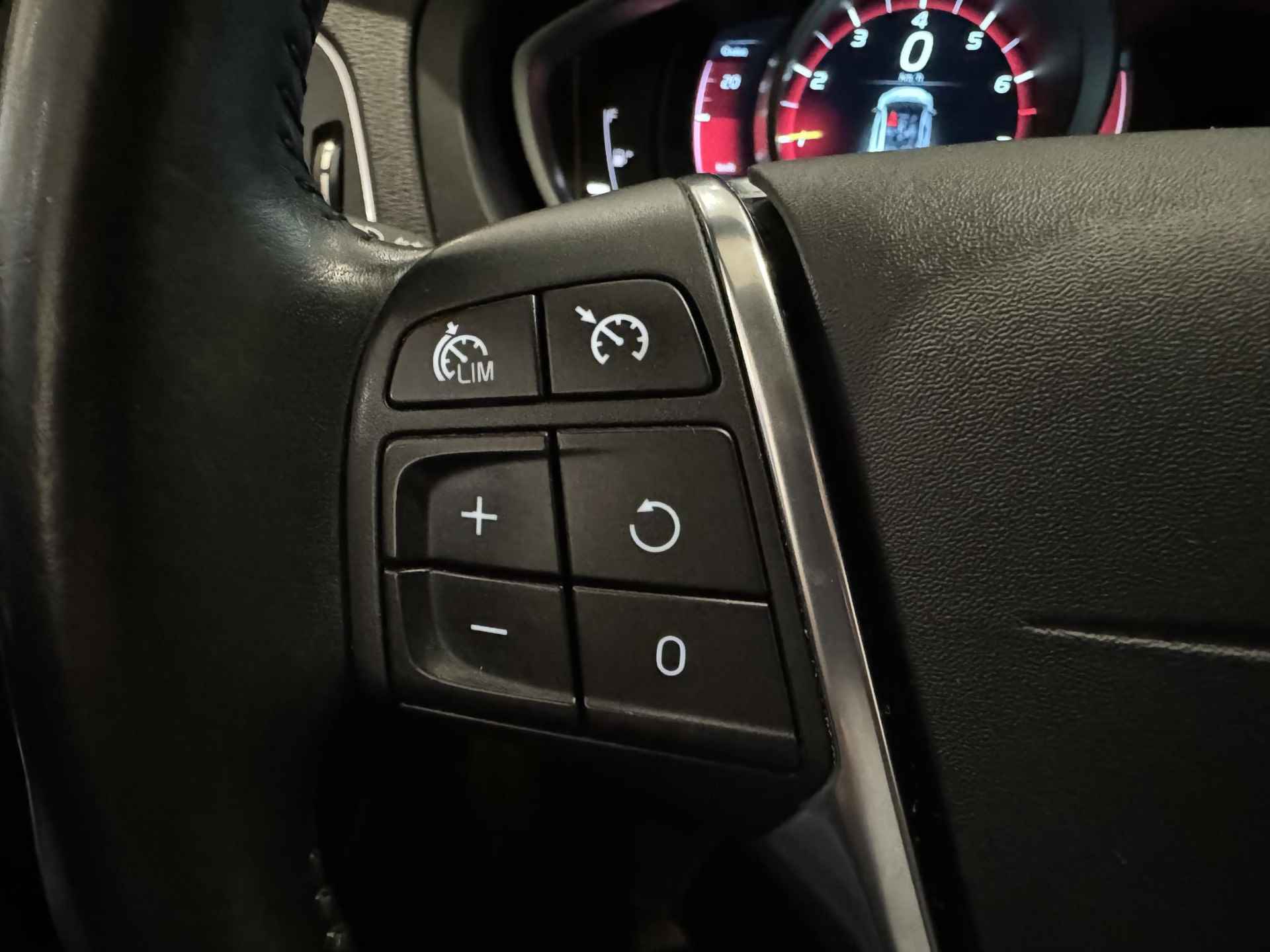 Volvo V40 1.6 T3 Summum | Navigatie | Airconditioning | Parkeersensoren | Budget | - 10/16