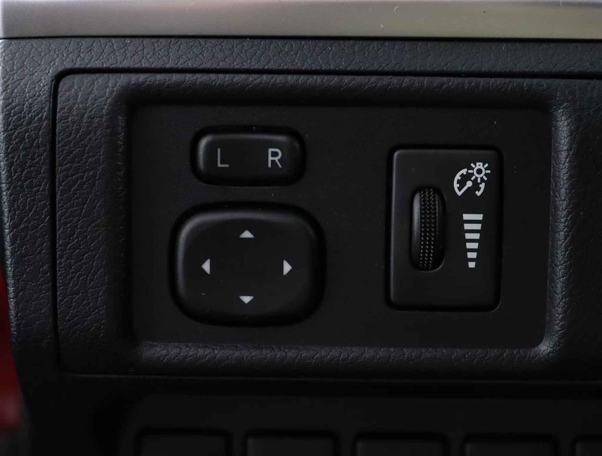 Lexus CT 200h Hybrid | Cruise control - 26/44