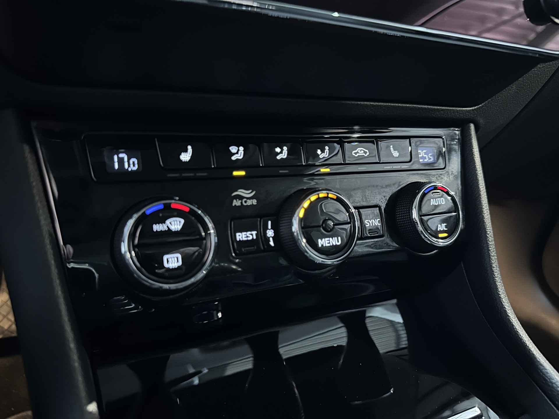 Škoda Superb Combi 1.5 TSI ACT Ambition Business Airco ECC | Xenon | Panorama | Navigatie | Cruise control | Apple Carplay Android Auto | Isofix | NAP | - 21/39