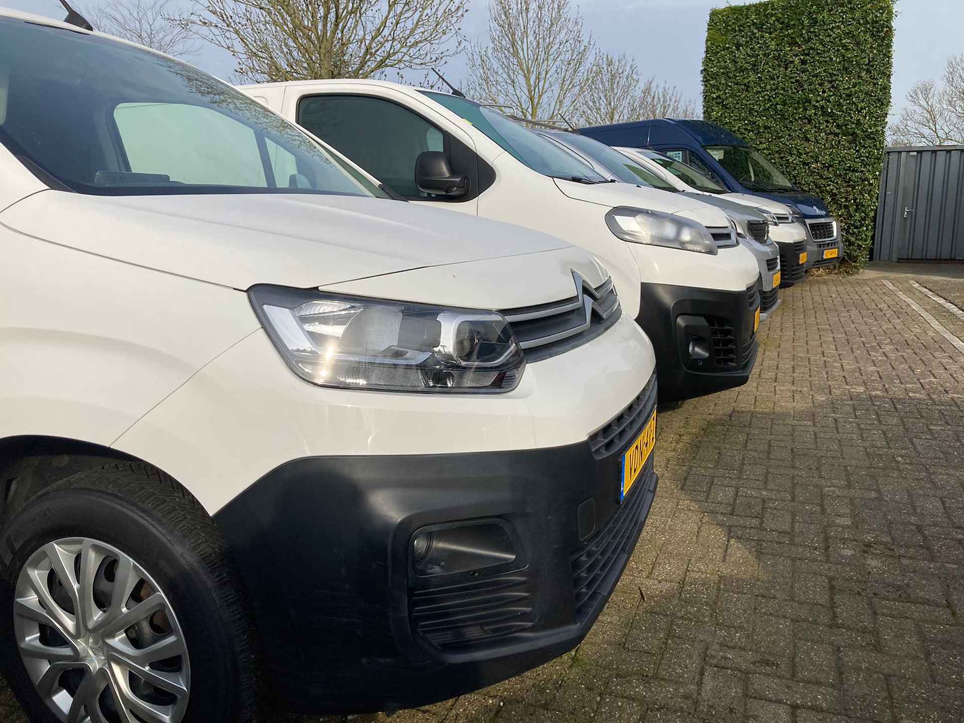 PEUGEOT e-2008 ACTIVE PACK EV 50kWh/136pk/1F/12%BYTELLING |Climate control | Achteruitrijcamera | Bluetooth | Navigatie via Apple Carplay & Android auto | LM-velgen - 42/43