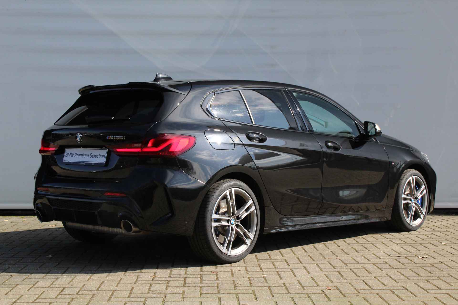 BMW 1-serie M135i xDrive Automaat / Panoramadak / Active Cruise Control / Comfort Access / Live Cockpit Professional / Stoelverwarming - 4/30