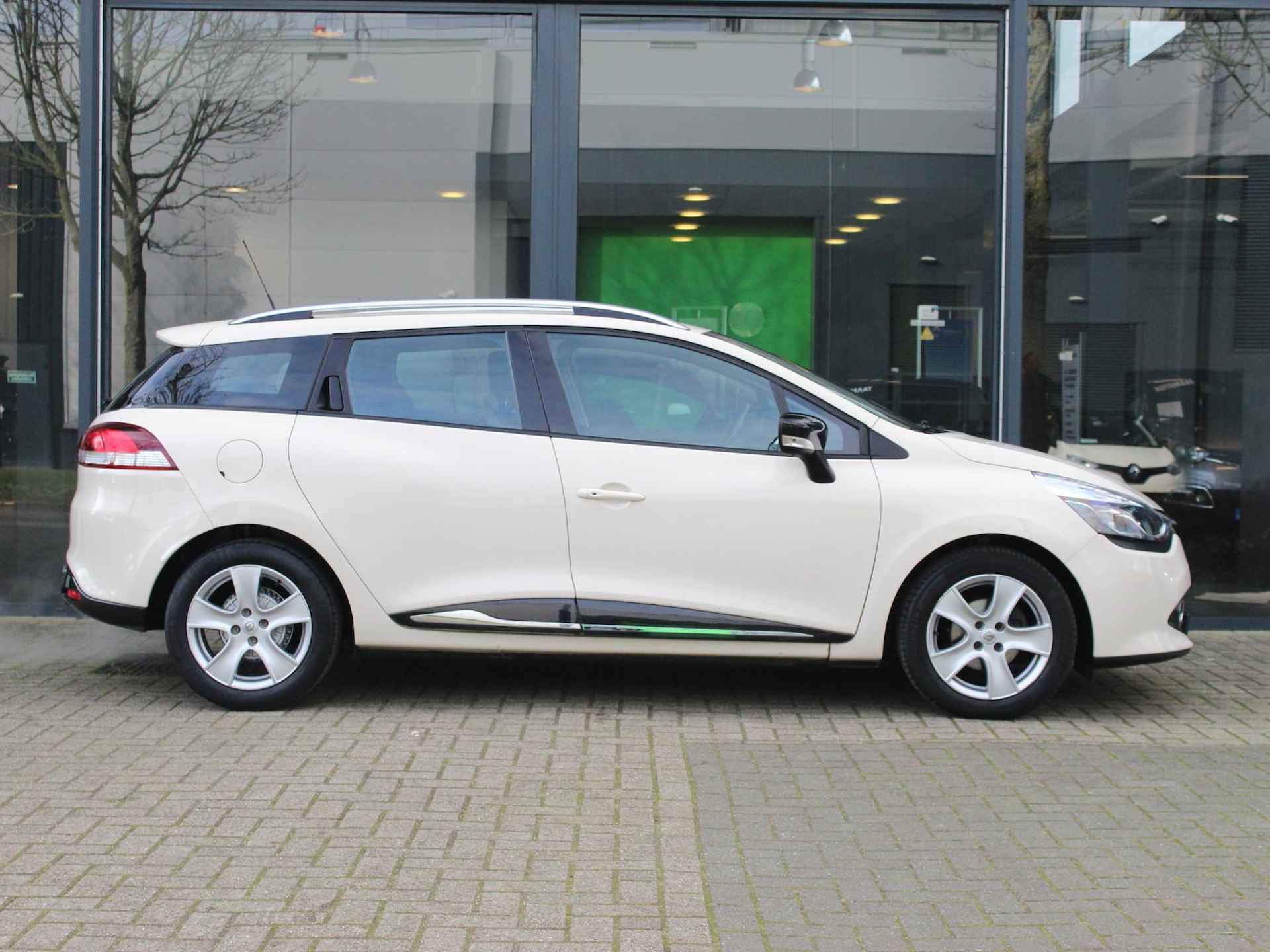 Renault Clio Estate 1.2 120 Dynamique EDC / 1E EIGENAAR / DEALER OND. / NAVI / PDC A / DAKRAILS / KEYLESS / DAB / BLUETHOOT / CRUISE / ELEC. BED. SPIEGELS / ELEC RAMEN V+A / AIRCO / 16'' LMV - 8/54