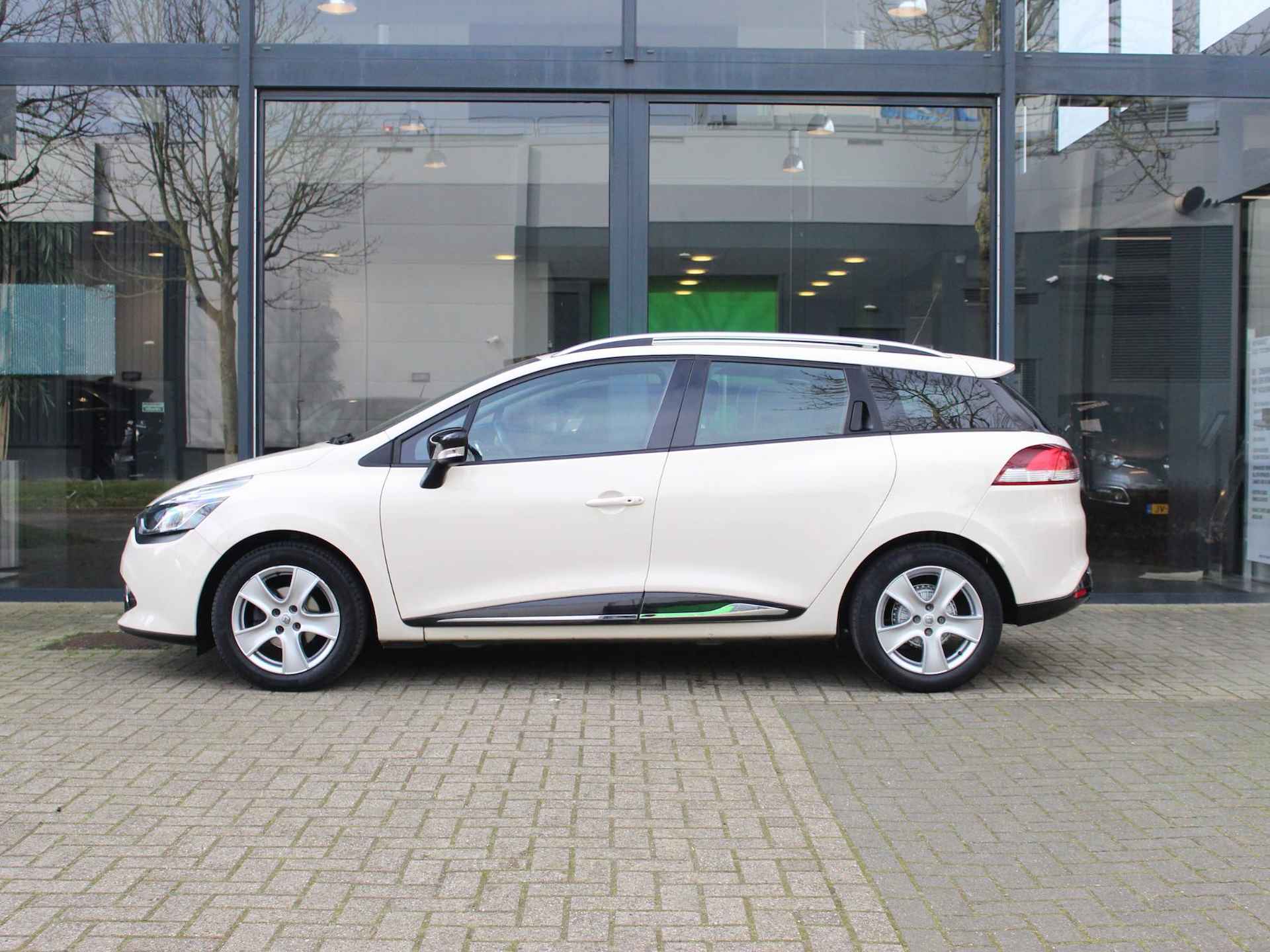 Renault Clio Estate 1.2 120 Dynamique EDC / 1E EIGENAAR / DEALER OND. / NAVI / PDC A / DAKRAILS / KEYLESS / DAB / BLUETHOOT / CRUISE / ELEC. BED. SPIEGELS / ELEC RAMEN V+A / AIRCO / 16'' LMV - 10/54