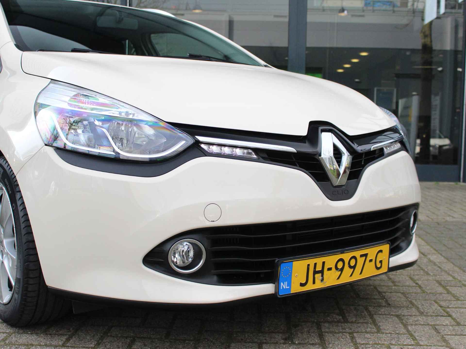 Renault Clio Estate 1.2 120 Dynamique EDC / 1E EIGENAAR / DEALER OND. / NAVI / PDC A / DAKRAILS / KEYLESS / DAB / BLUETHOOT / CRUISE / ELEC. BED. SPIEGELS / ELEC RAMEN V+A / AIRCO / 16'' LMV - 13/54