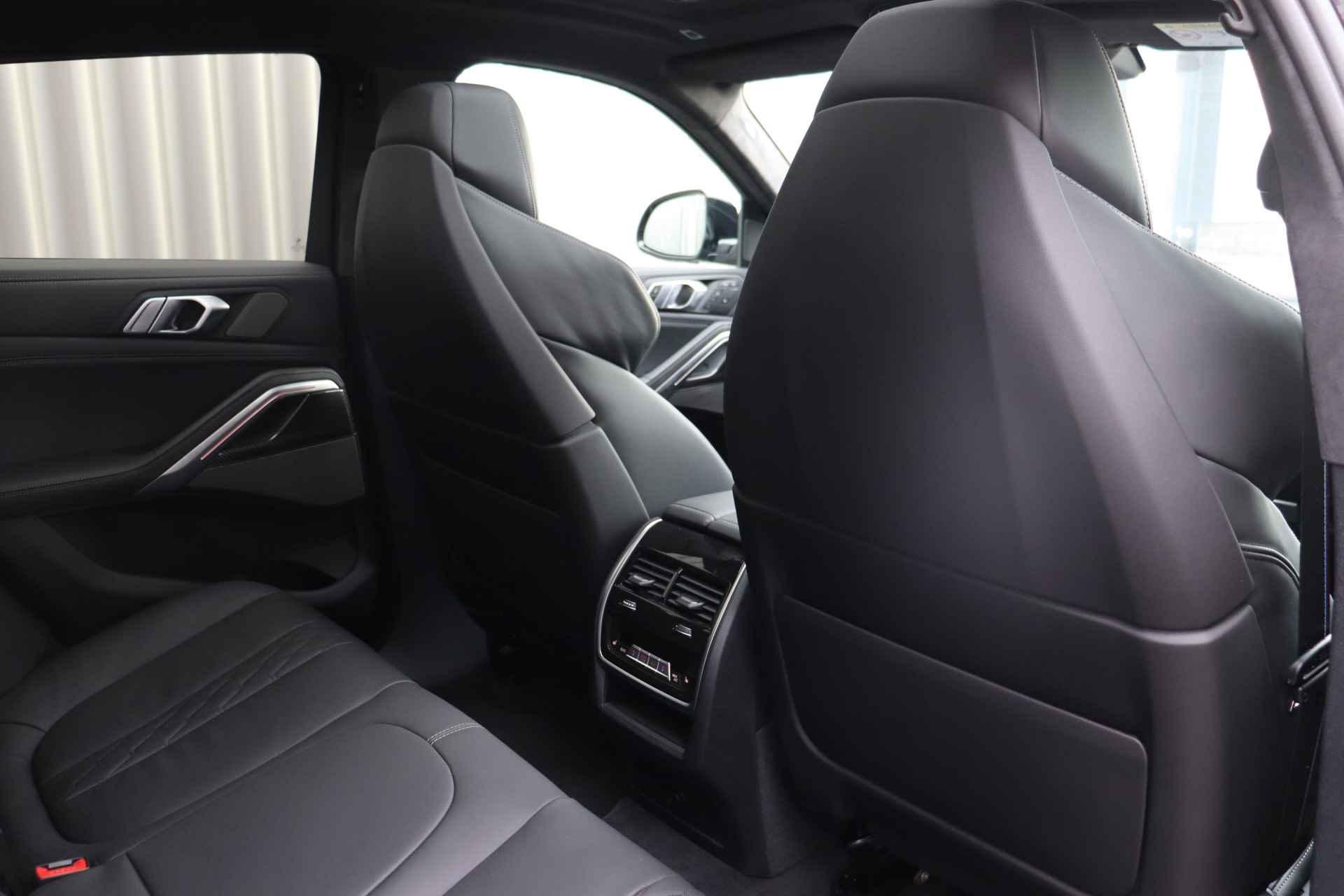 BMW X6 M50i High Executive Automaat / BMW M 50 Jahre uitvoering / Panoramadak Sky Lounge / Trekhaak / Active Steering / Stoelventilatie / Laserlight / Head-Up / Harman Kardon - 21/37