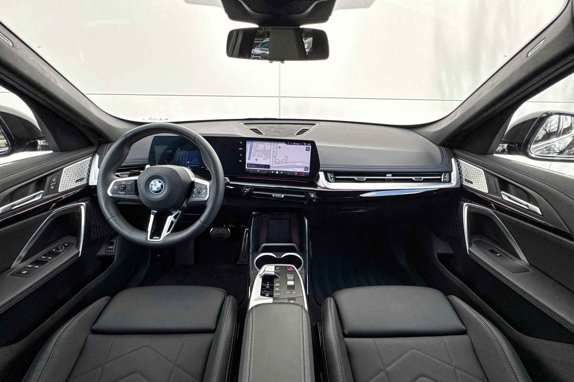 BMW iX1 eDrive20 | M Sport Pro | Harman Kardon | Comfort Access | Achteruitrijcamera | - 12/26