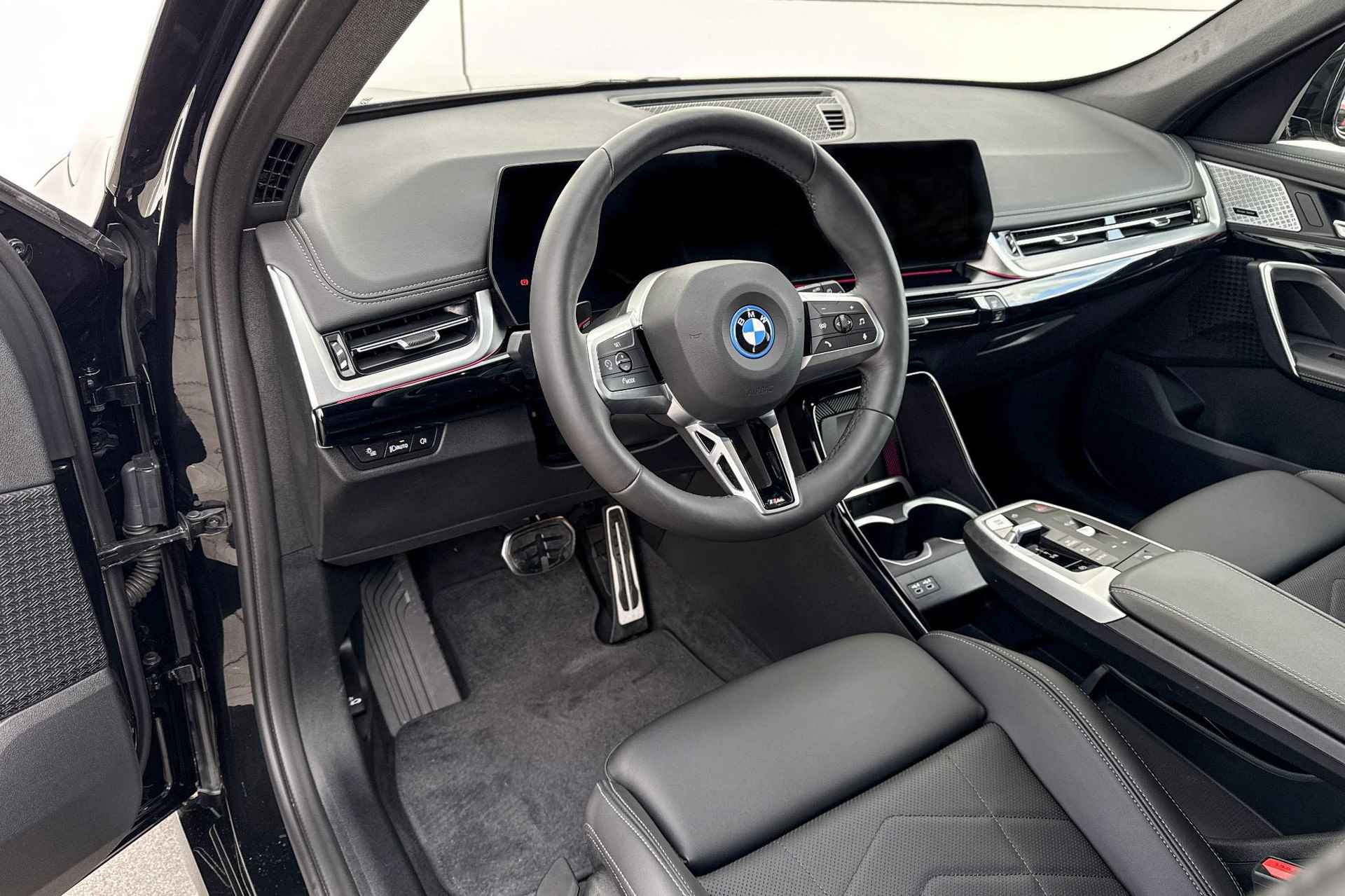 BMW iX1 eDrive20 | M Sport Pro | Harman Kardon | Comfort Access | Achteruitrijcamera | - 25/26