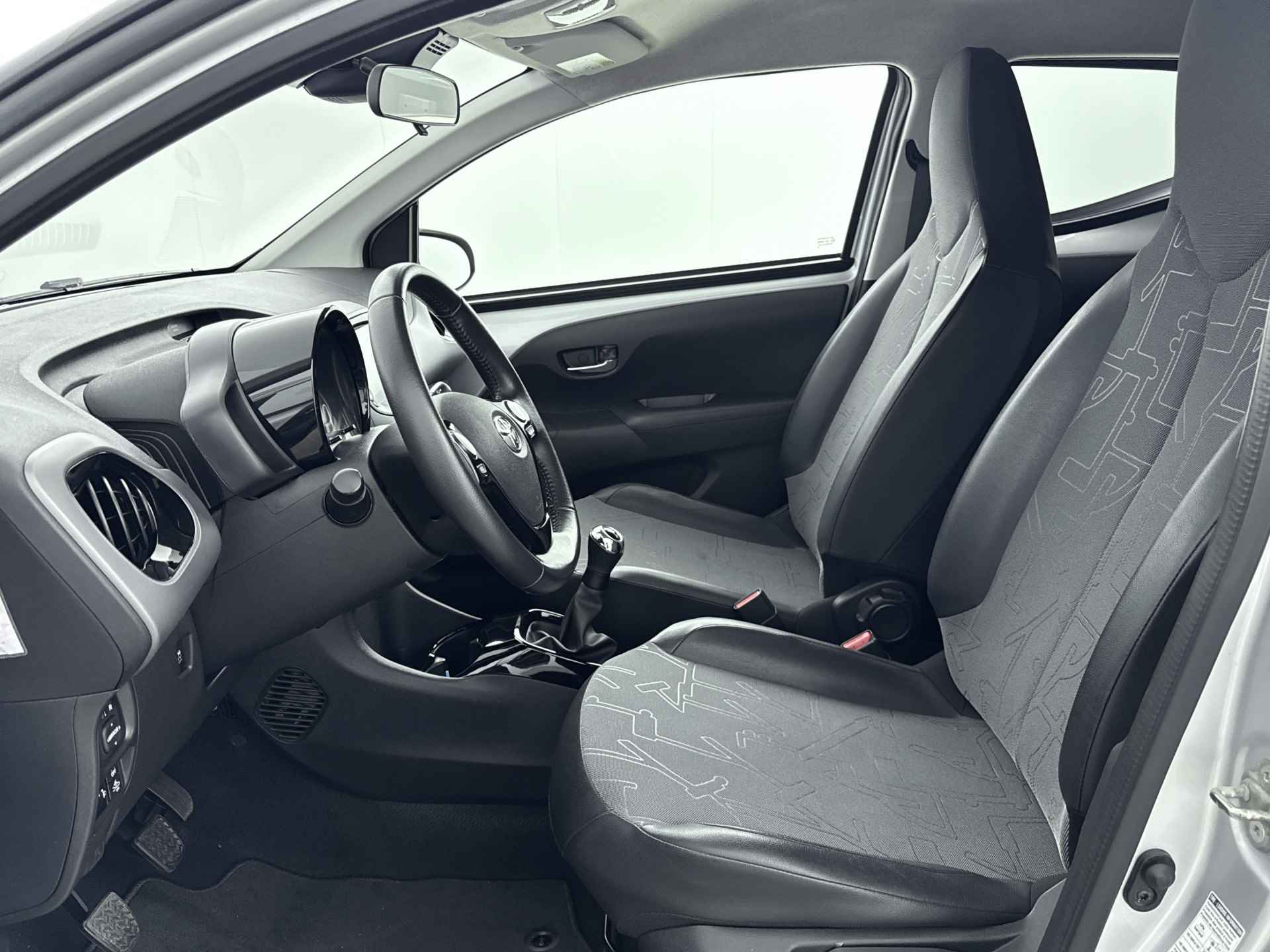 Toyota Aygo 1.0 VVT-i x-clusiv | Safety Sense | Climate Control | LM velgen | Camera | Apple Carplay/Android Auto | * - 18/39