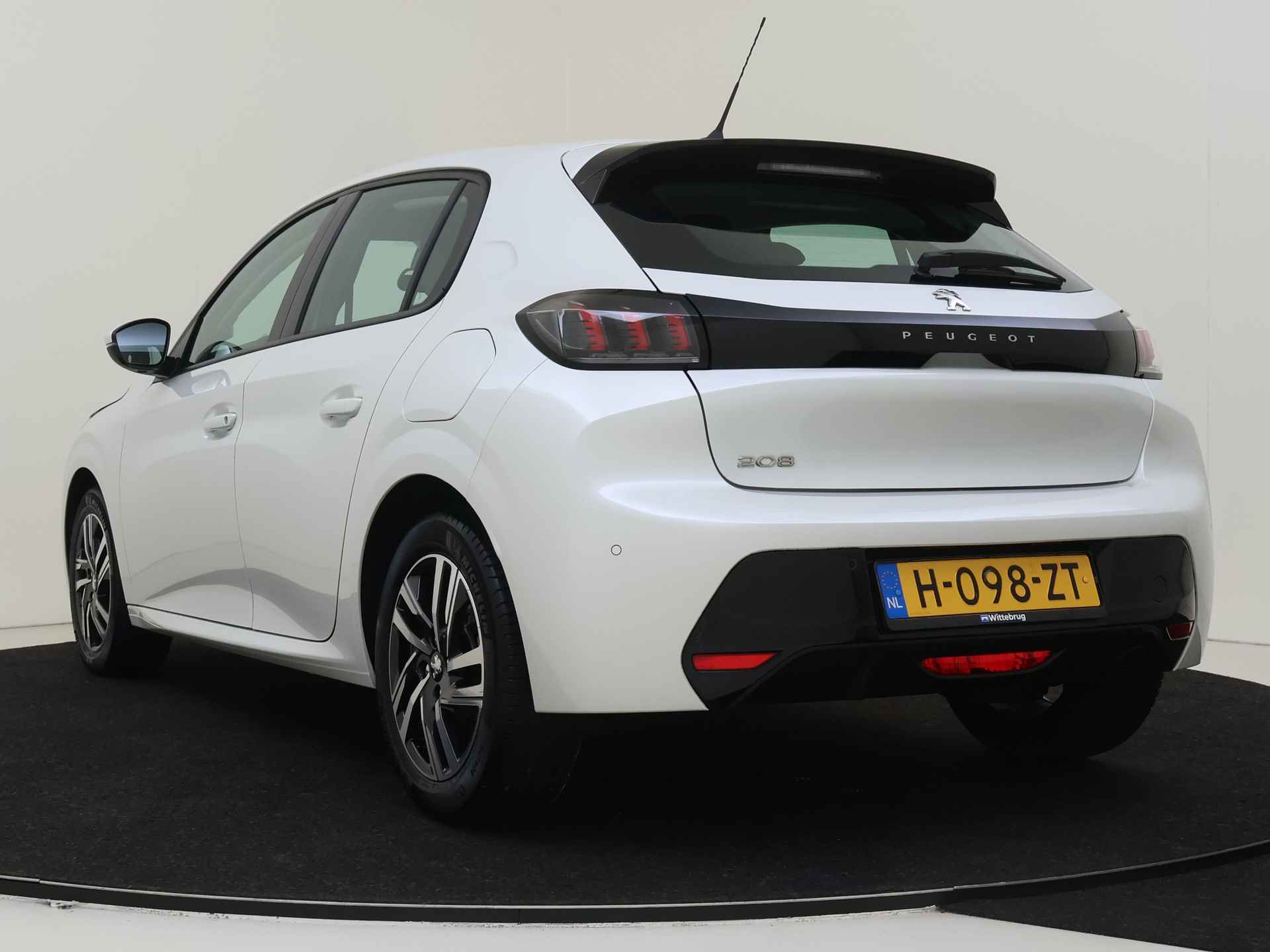 Peugeot 208 1.2 PureTech Allure Navigatie | Parkeerhulp | Keyless Start | - 5/35