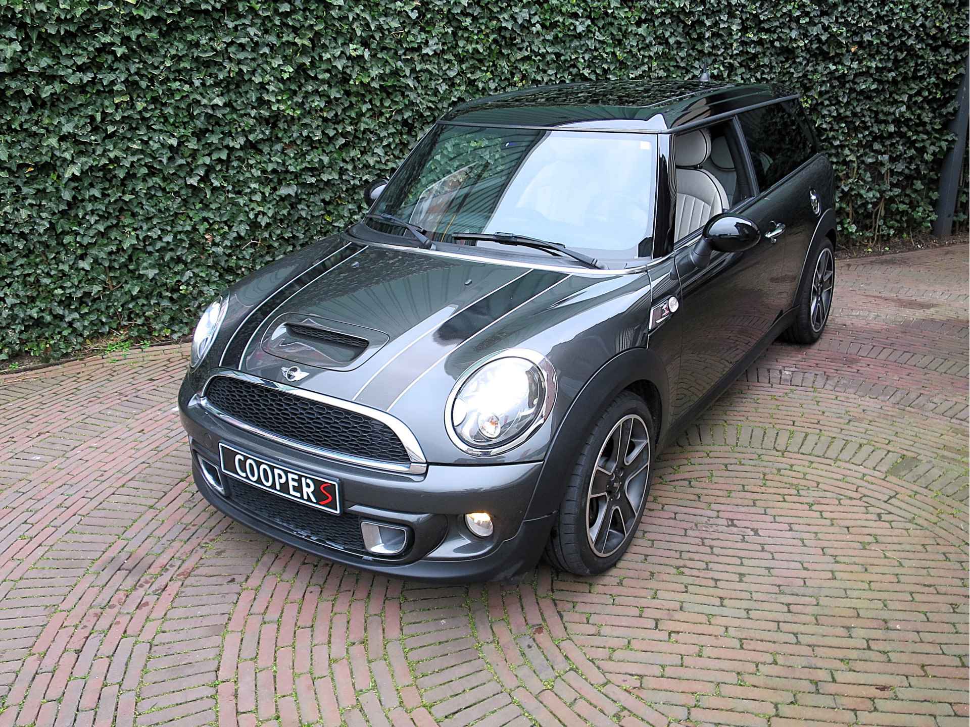 MINI Clubman 1.6 Cooper S Chili R55 LCI automaat met Pano, Leer, Navi, BT, HK audio en 17" - 49/50