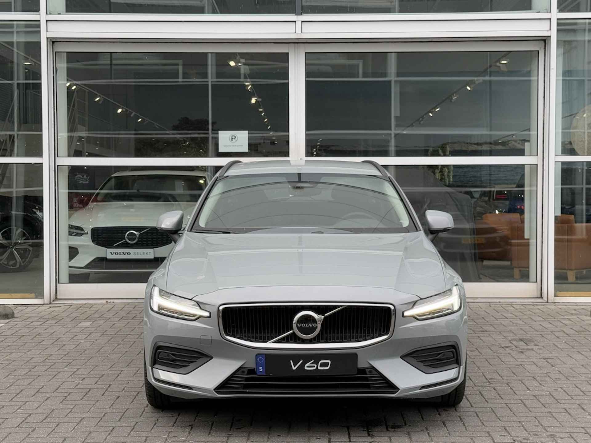 Volvo V60 B3 Essential Edition Driver Assist Climate - 2/36